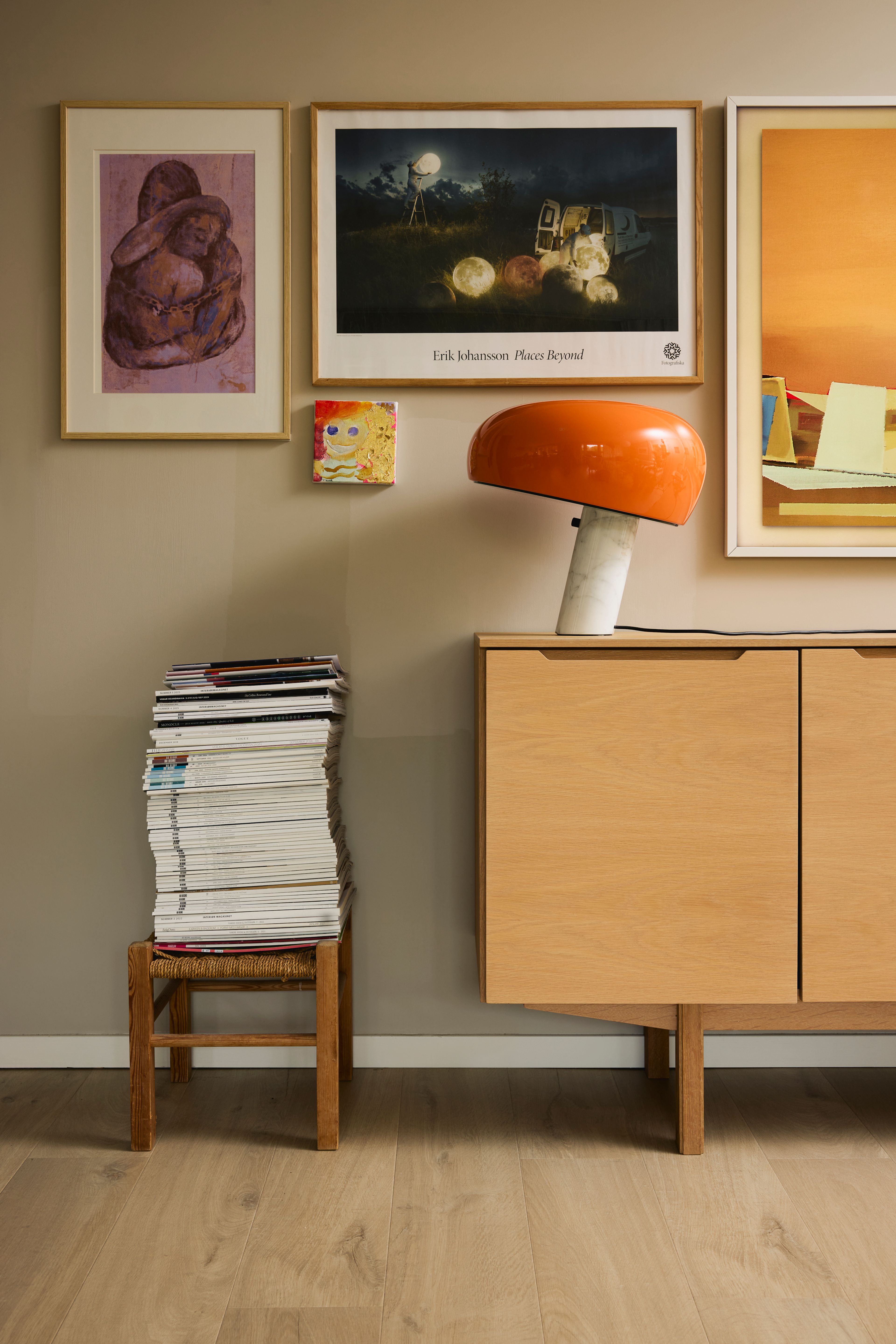 Detaljbilde av en gang med bilder, blader og lampe. 