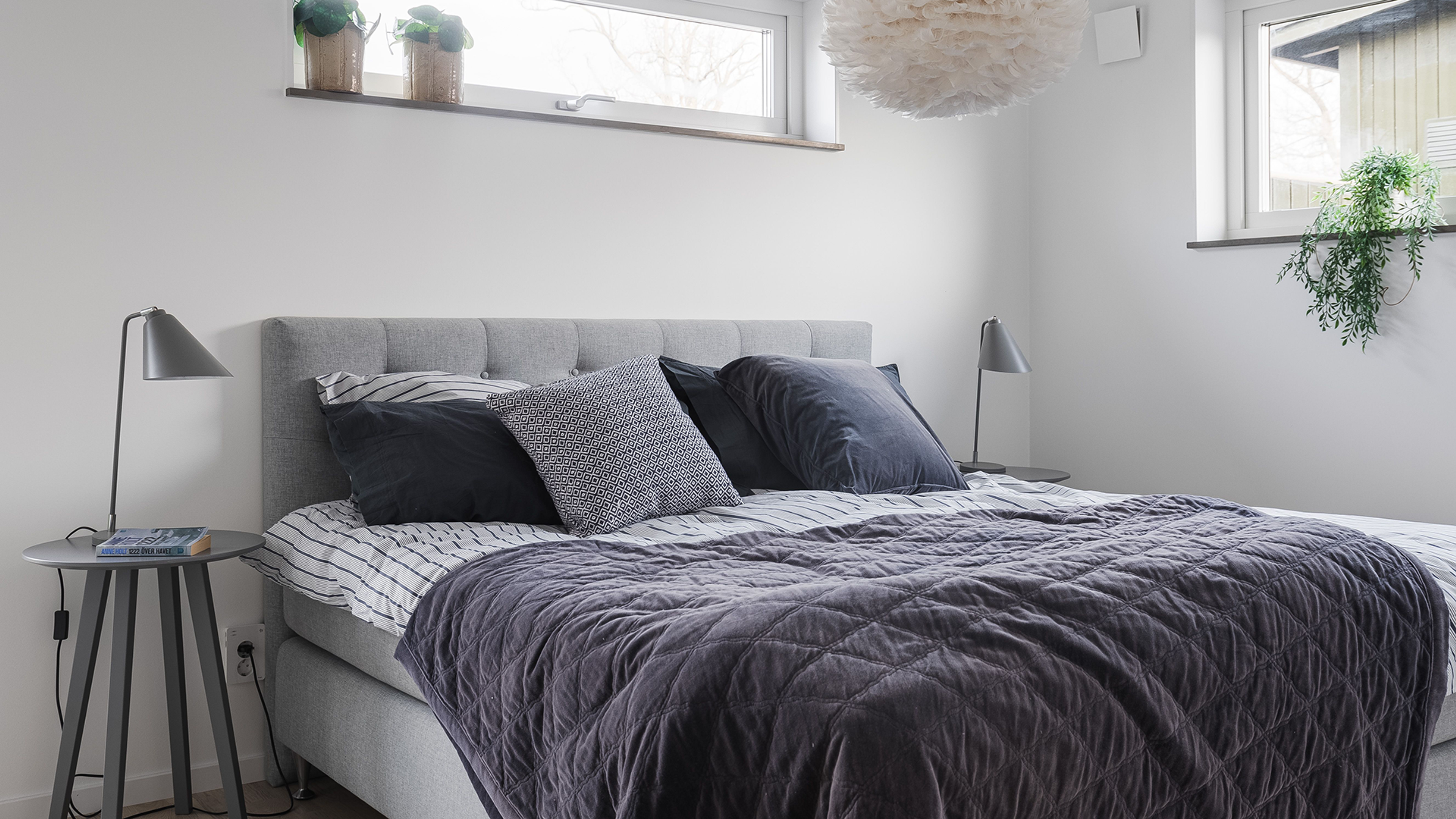Rymlig säng i masterbedroom i Brf Golfrundan i Saxnäs på Öland.