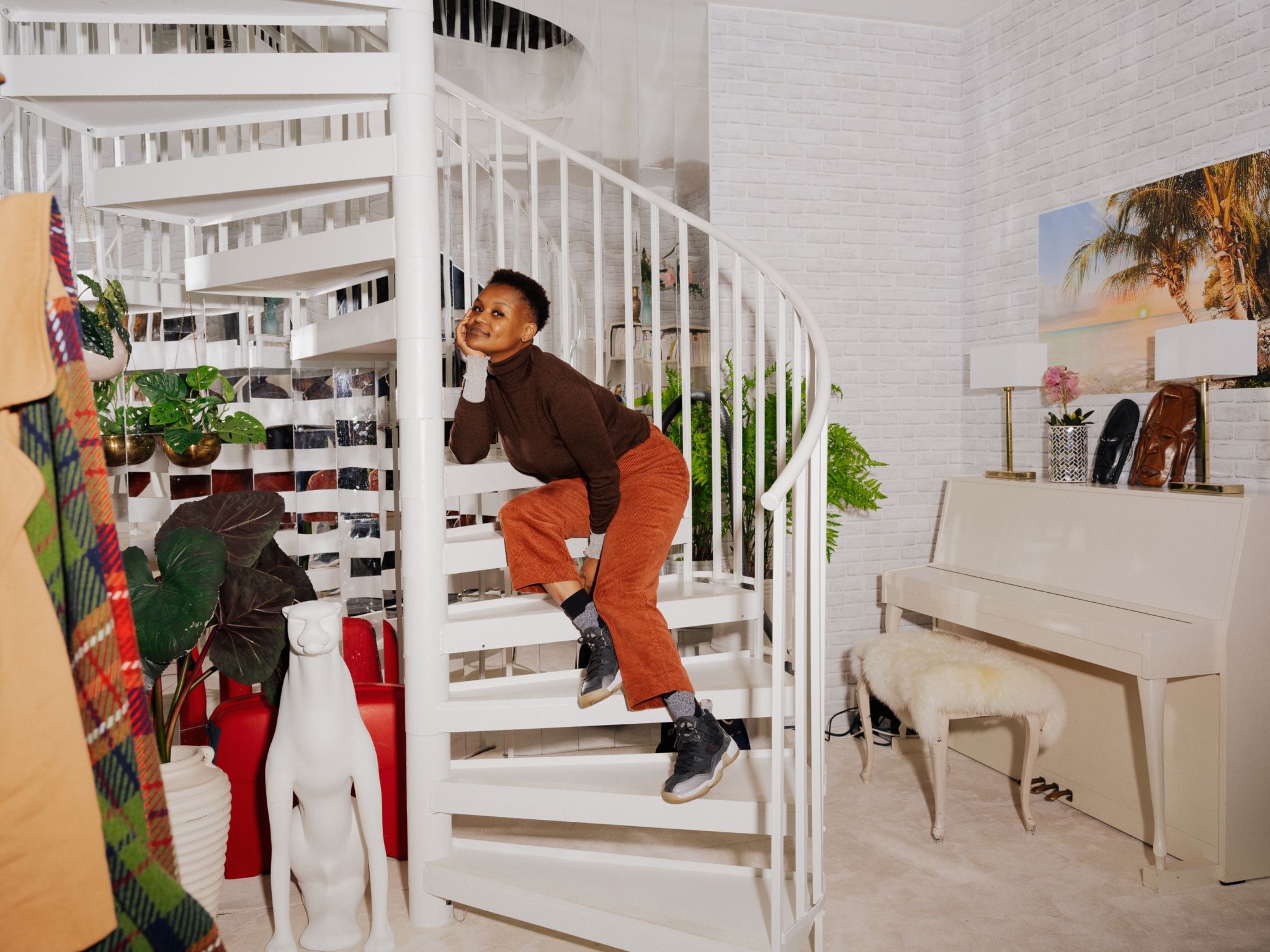 Portrett av Jae Nyamburah i en trapp