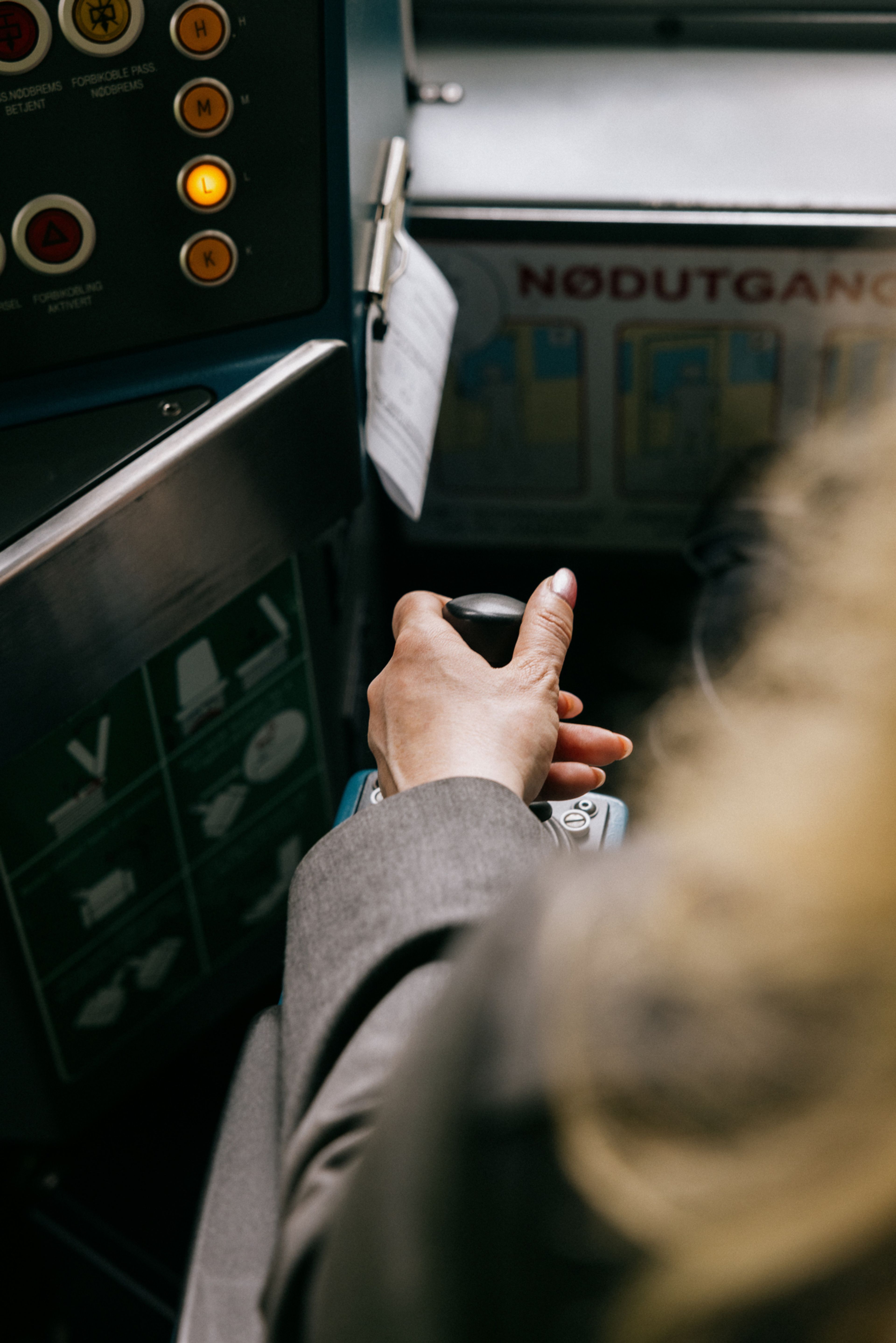 Solveig har hånda på girspaken inne i T-banen.
