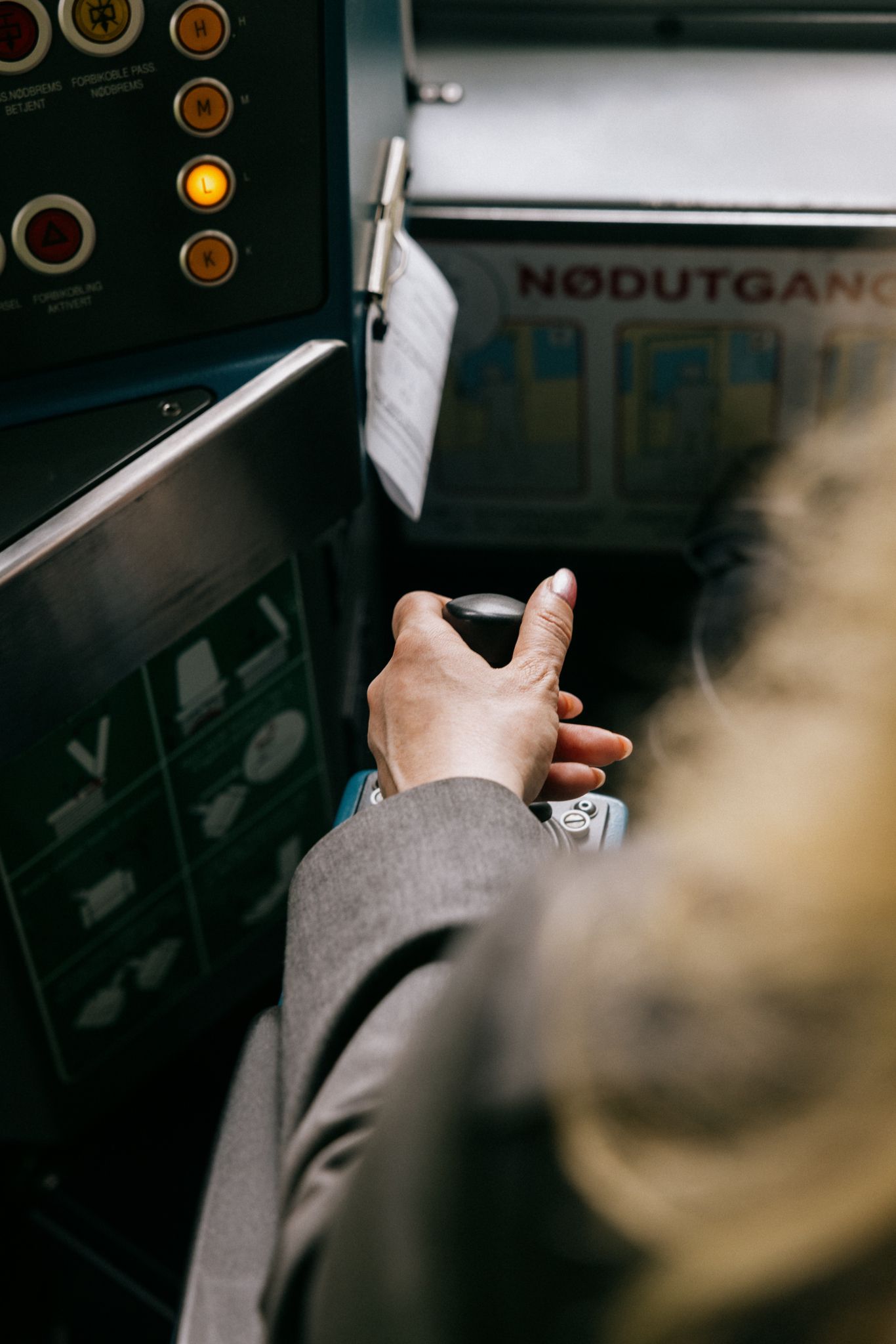 Solveig har hånda på girspaken inne i T-banen.