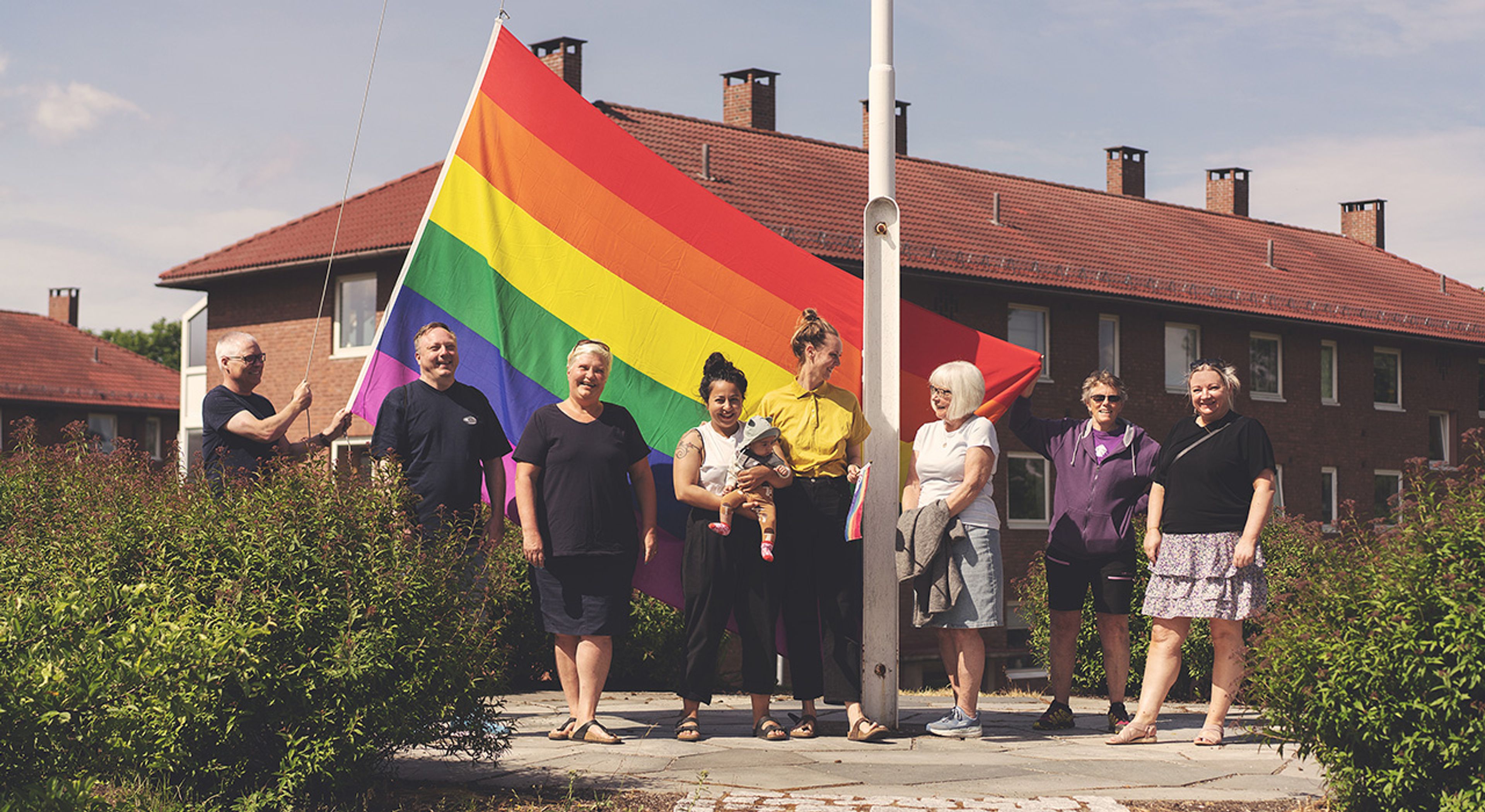 Foto av OBOS beboere med Pride flagg på Etterstad