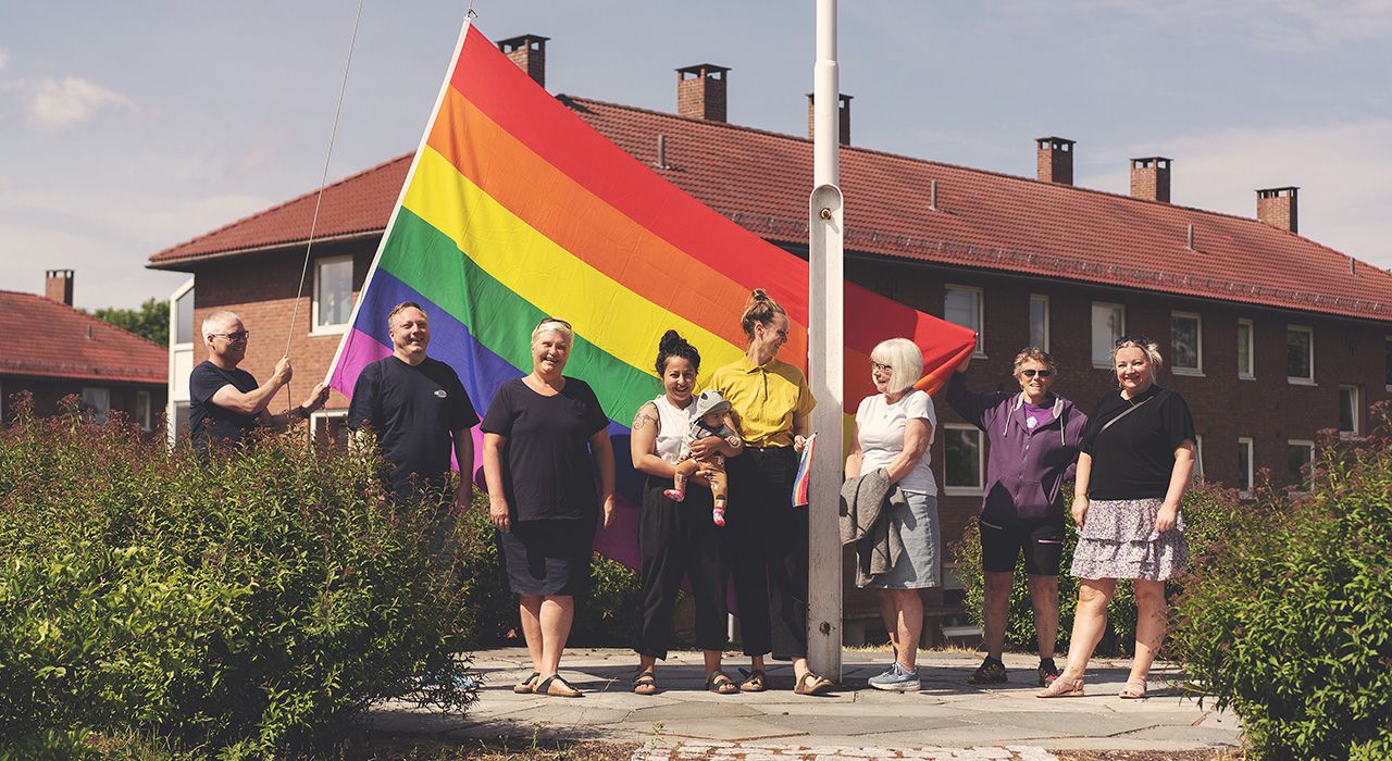 Foto av OBOS beboere med Pride flagg på Etterstad