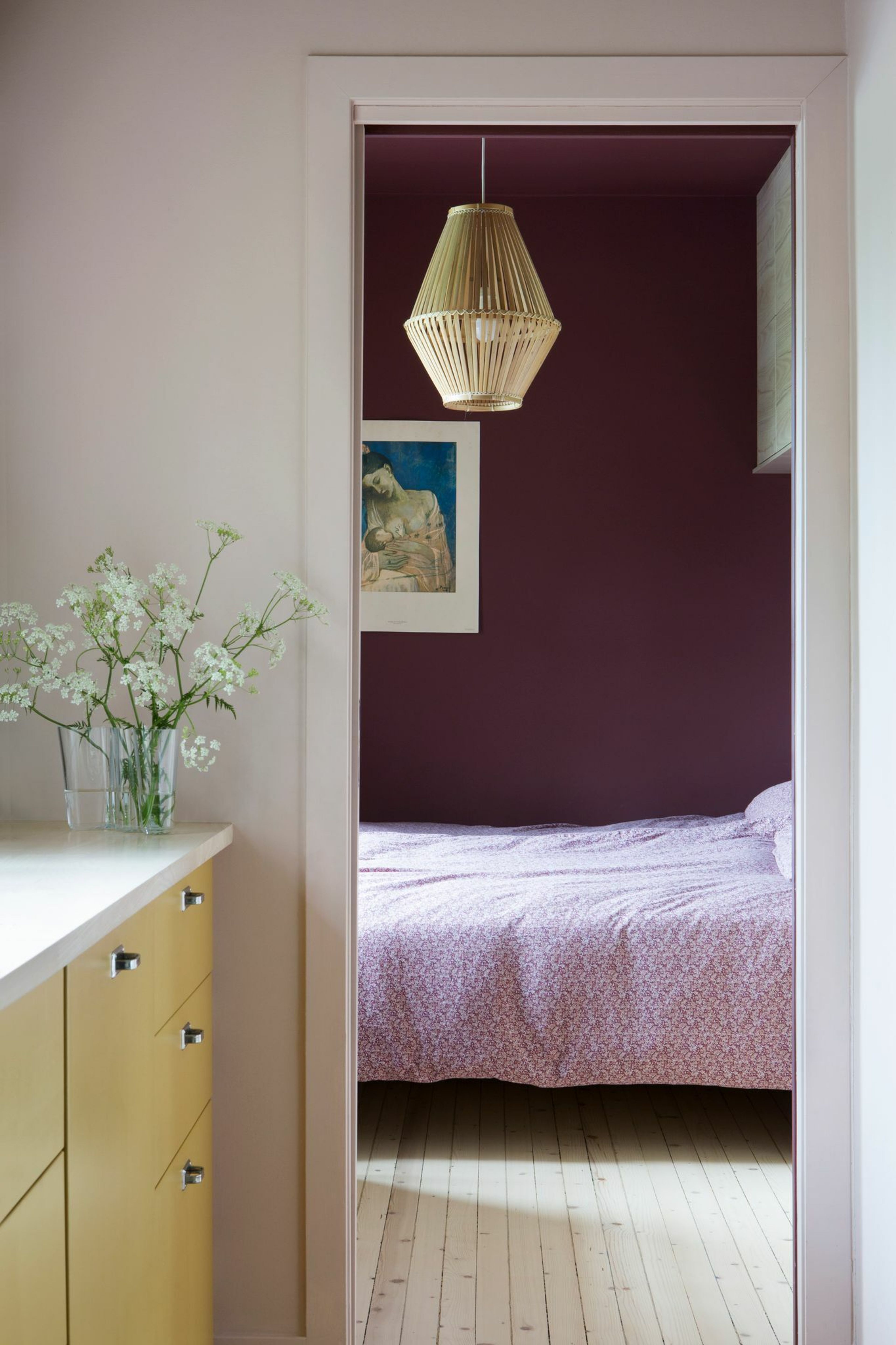 Bilde av deler av et soverom malt i fargen "Bordeaux".