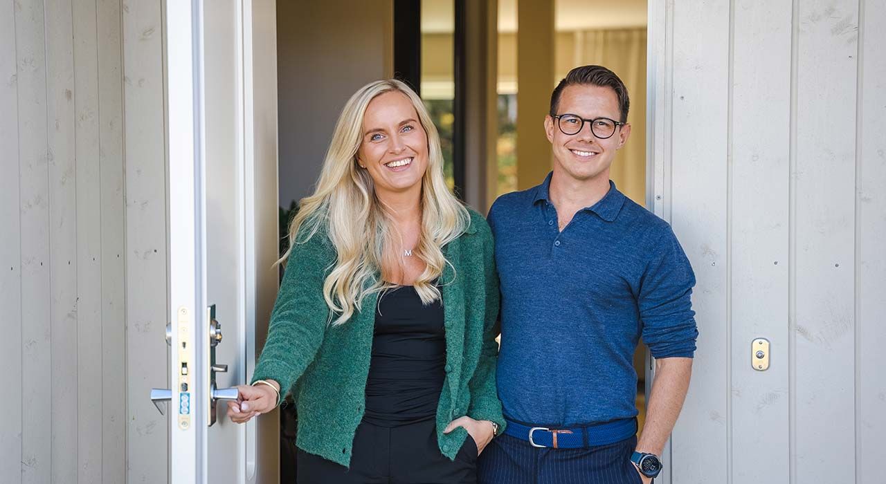 Par som står i døra til sitt nye OBOS Block Watne-hus på Løkenåsen