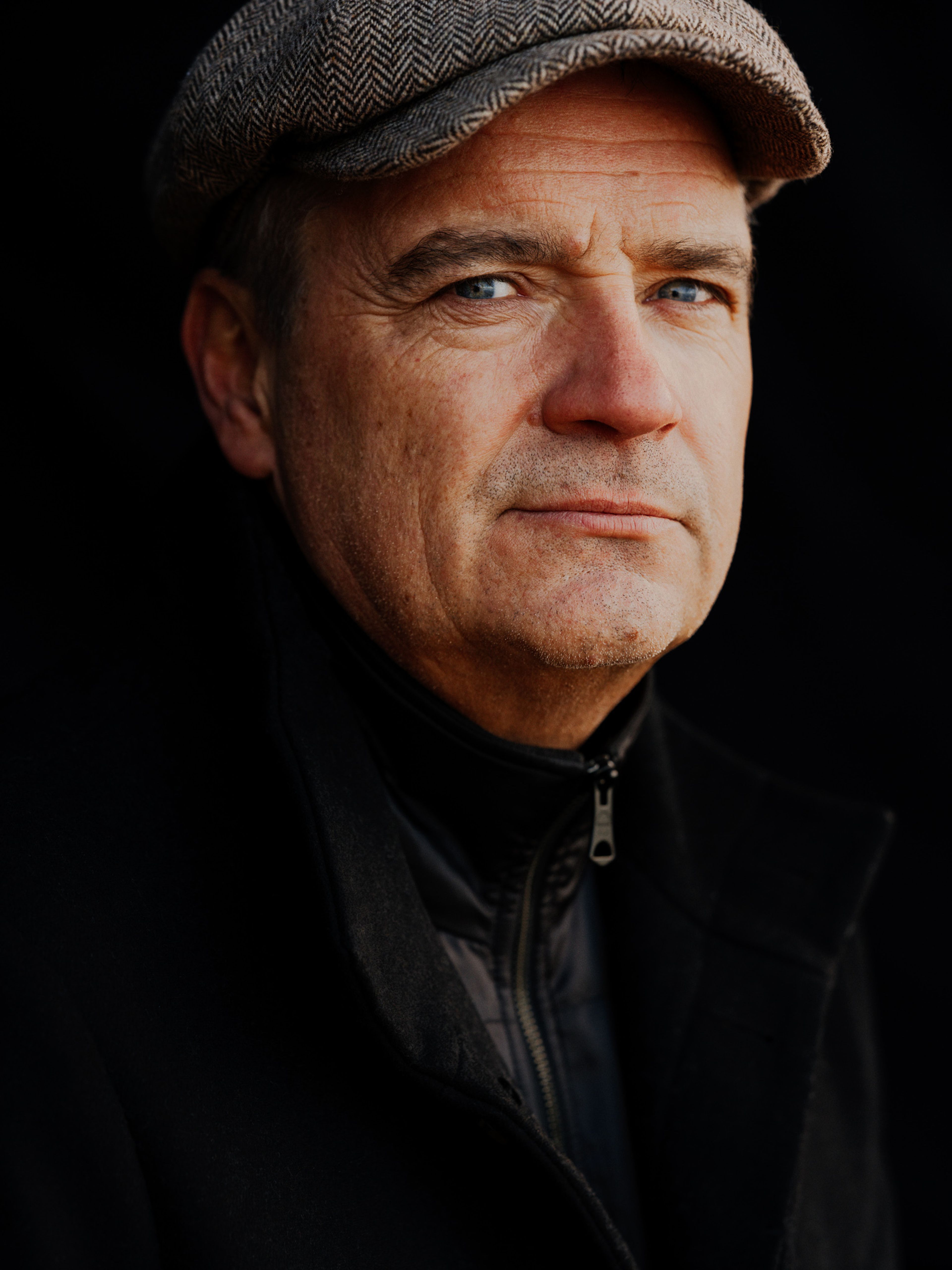 Nærbilde av Odd René Andersen med six pence og svart jakke.