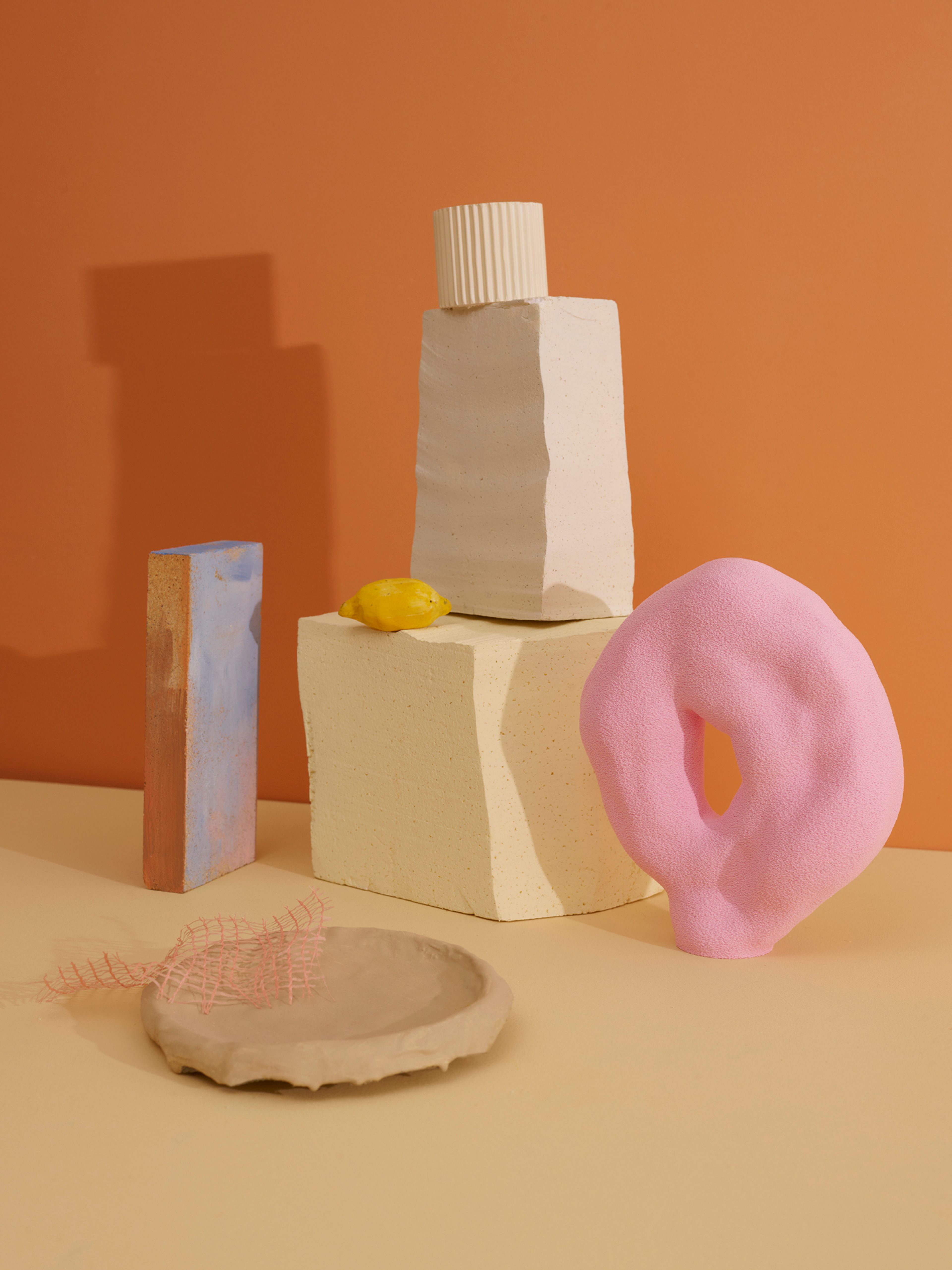 Bilde av ulike skulpturer i ulike farger tatt i et studio.