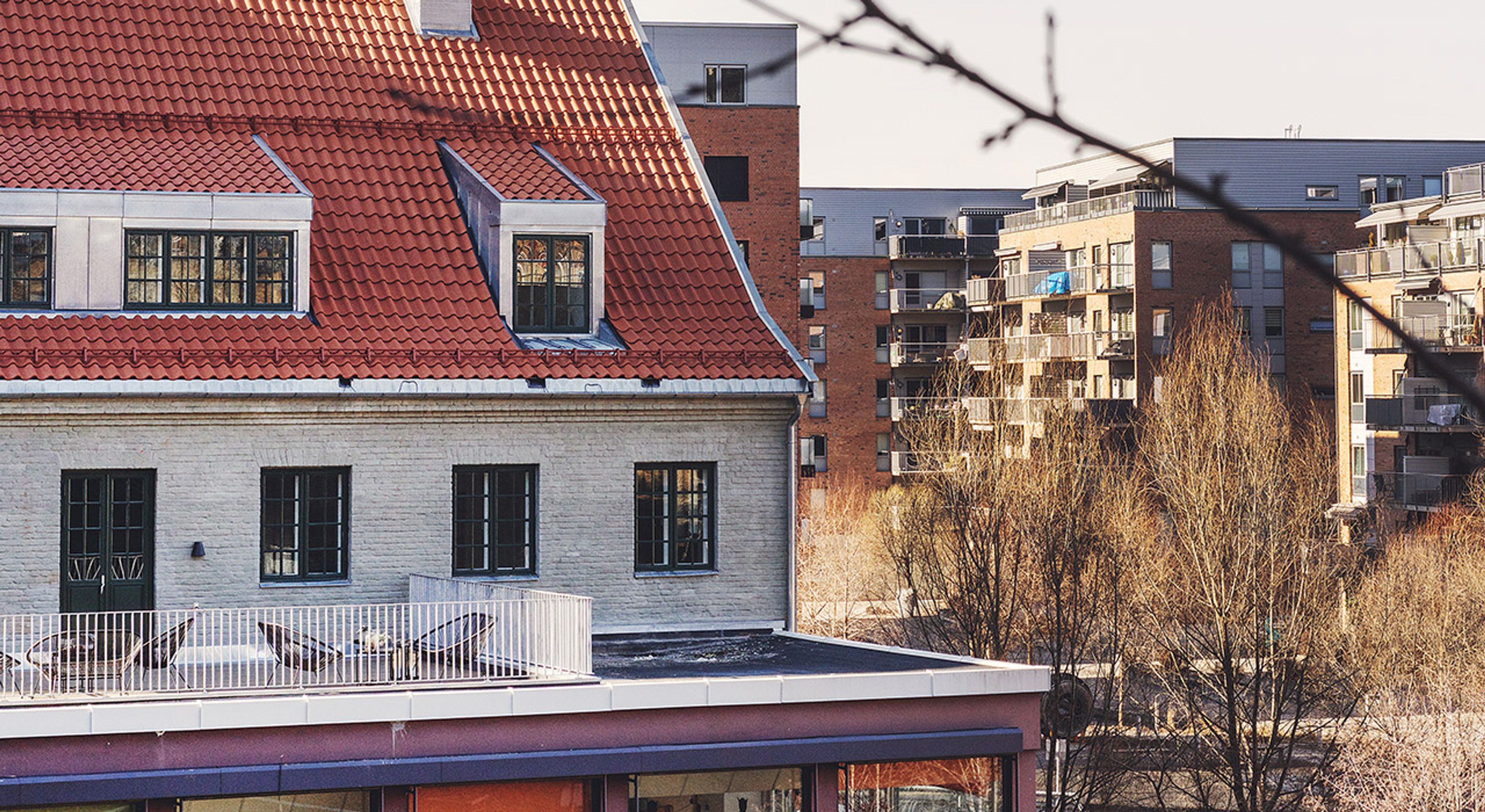 Fasade og balkonger i Turbinveien med resten av Kværnerbyen i bakgrunnen.