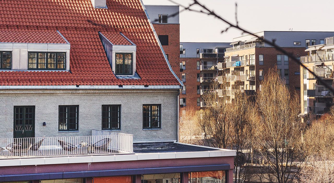 Fasade og balkonger i Turbinveien med resten av Kværnerbyen i bakgrunnen.