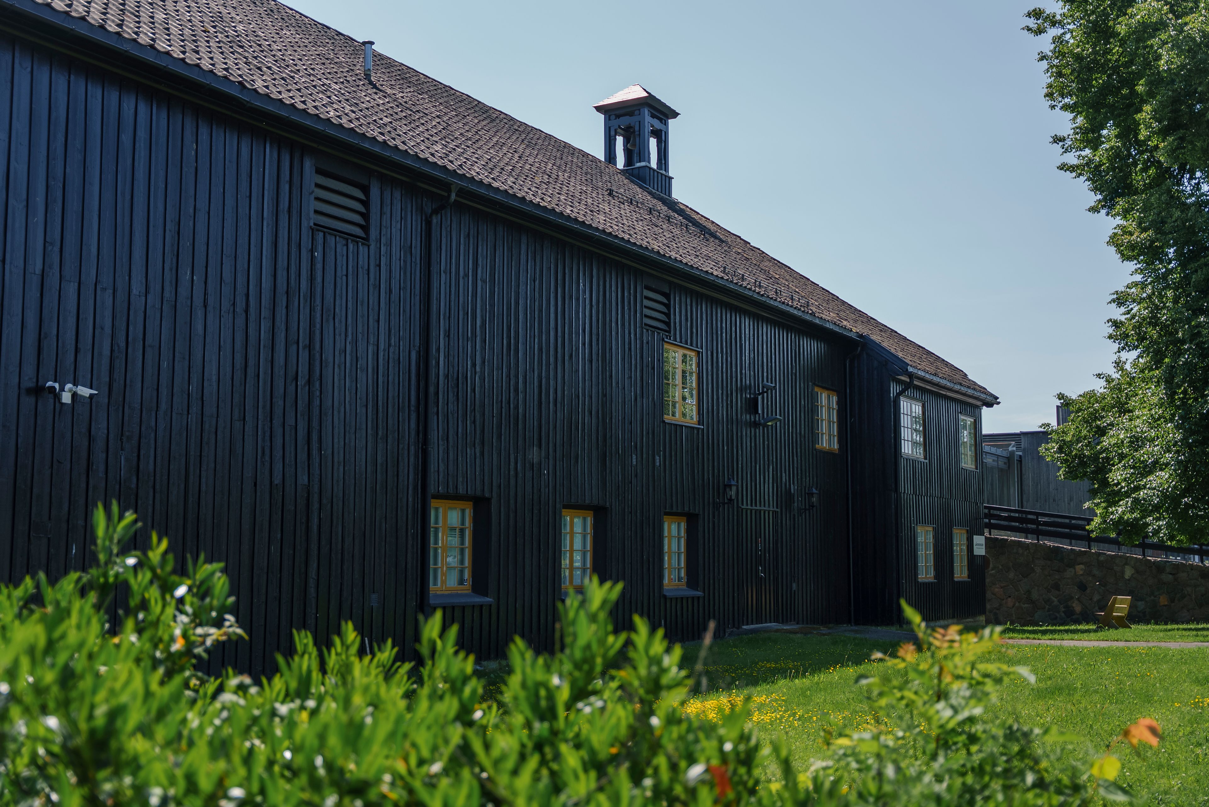 Fasaden til den historiske låven på Oksenøya bruk.