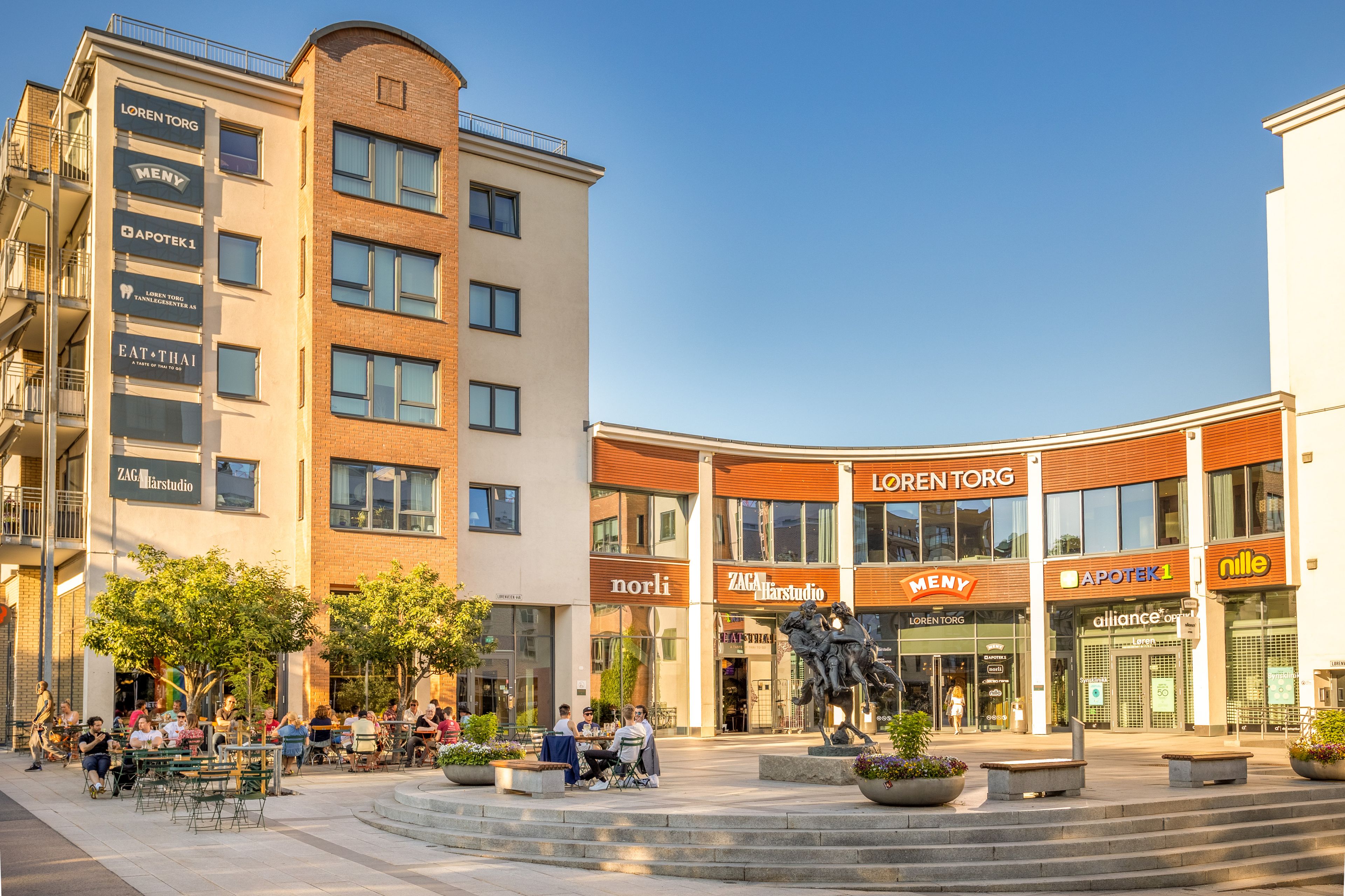 Bilde av uteservering og inngangsparti utenfor Løren torg.