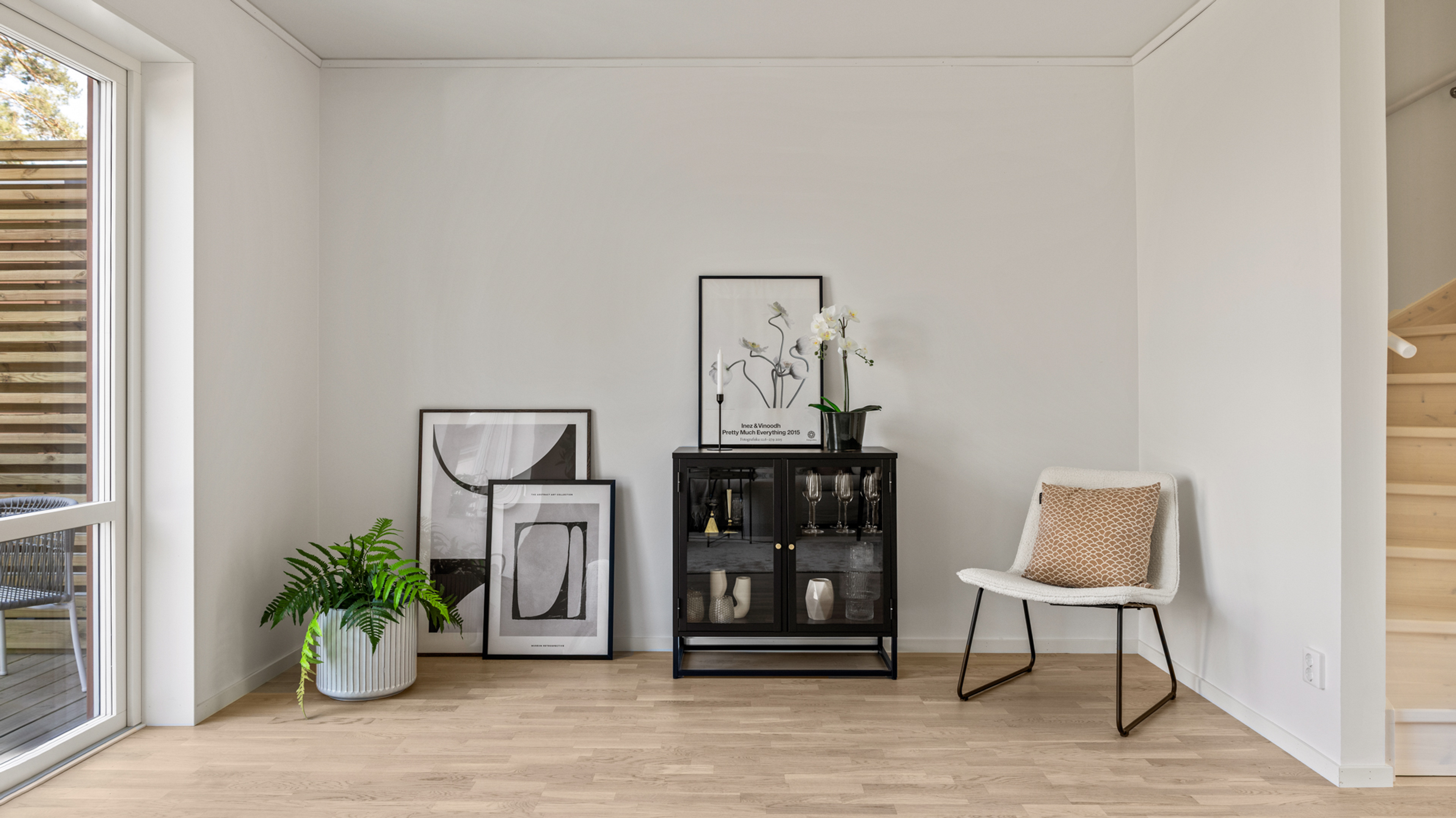 Foto på ett vardagsrum med altandörr till trädgård