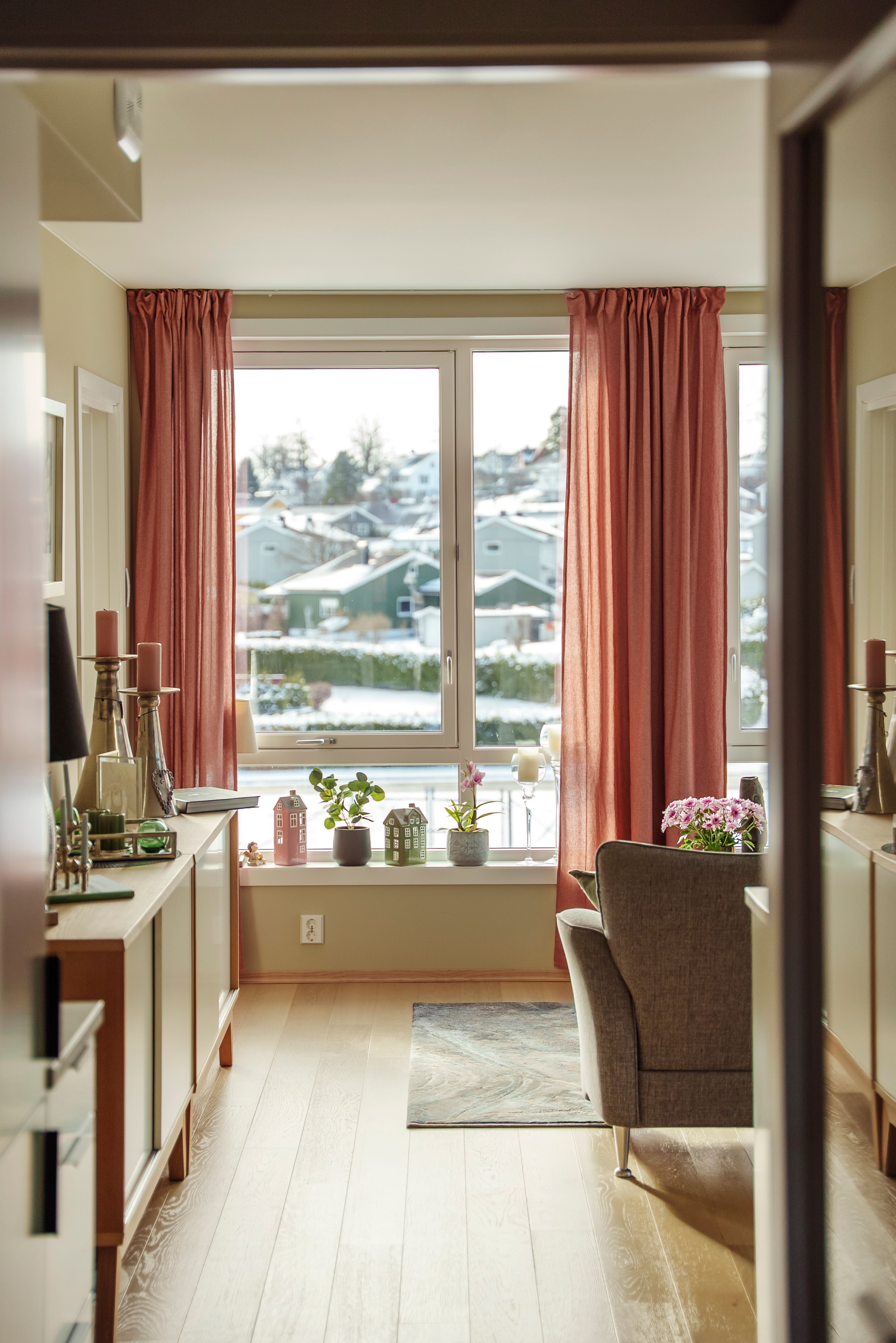 Oversiktsbilde av stuen til Bente og Arne, med utsikt over nabolaget