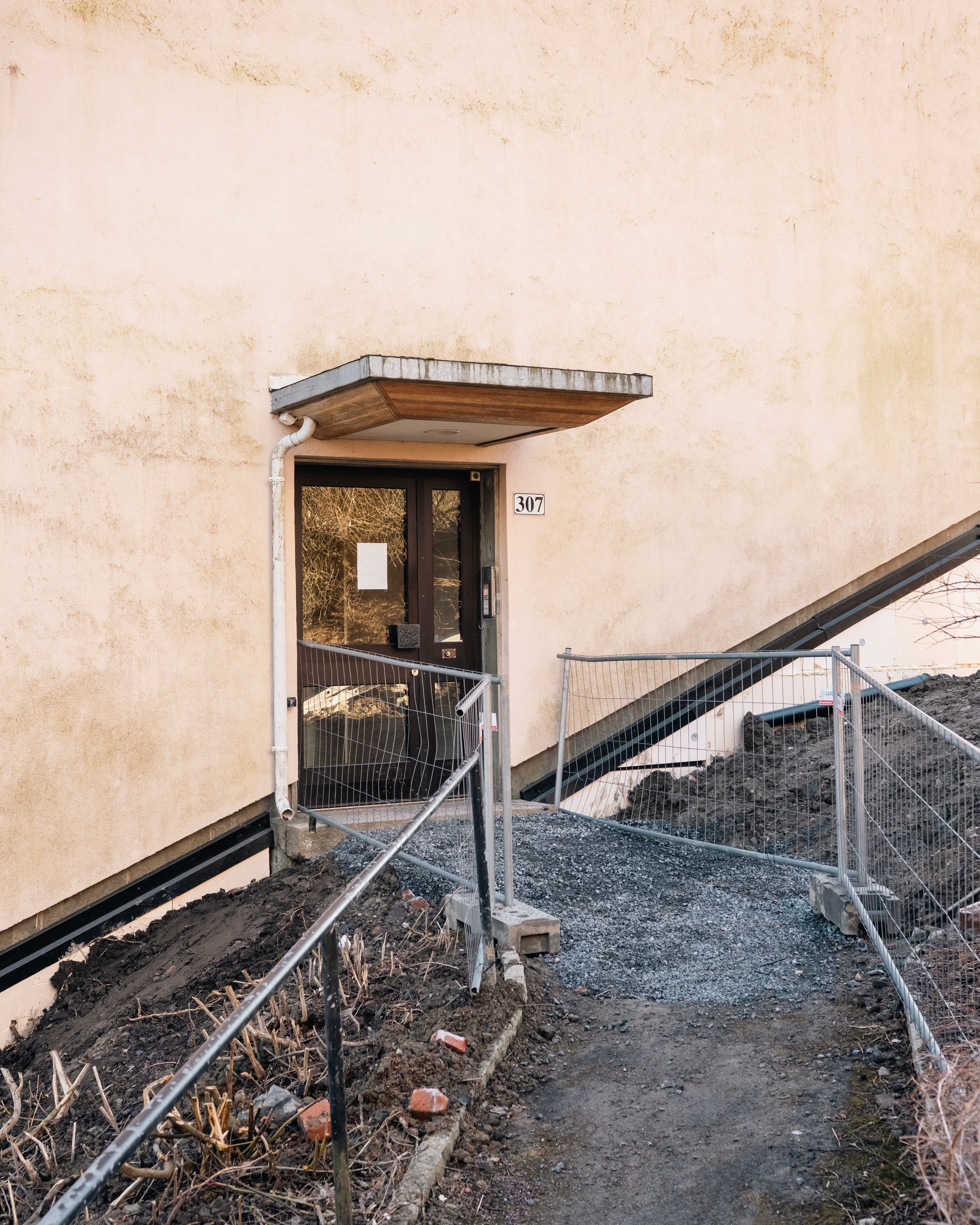 Utvendig foto av et inngangsparti som er under arbeid for å bli aldersvennlig.