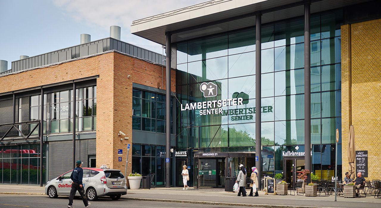 Foto av fasaden og inngangspartiet til Lambertseter Senter.