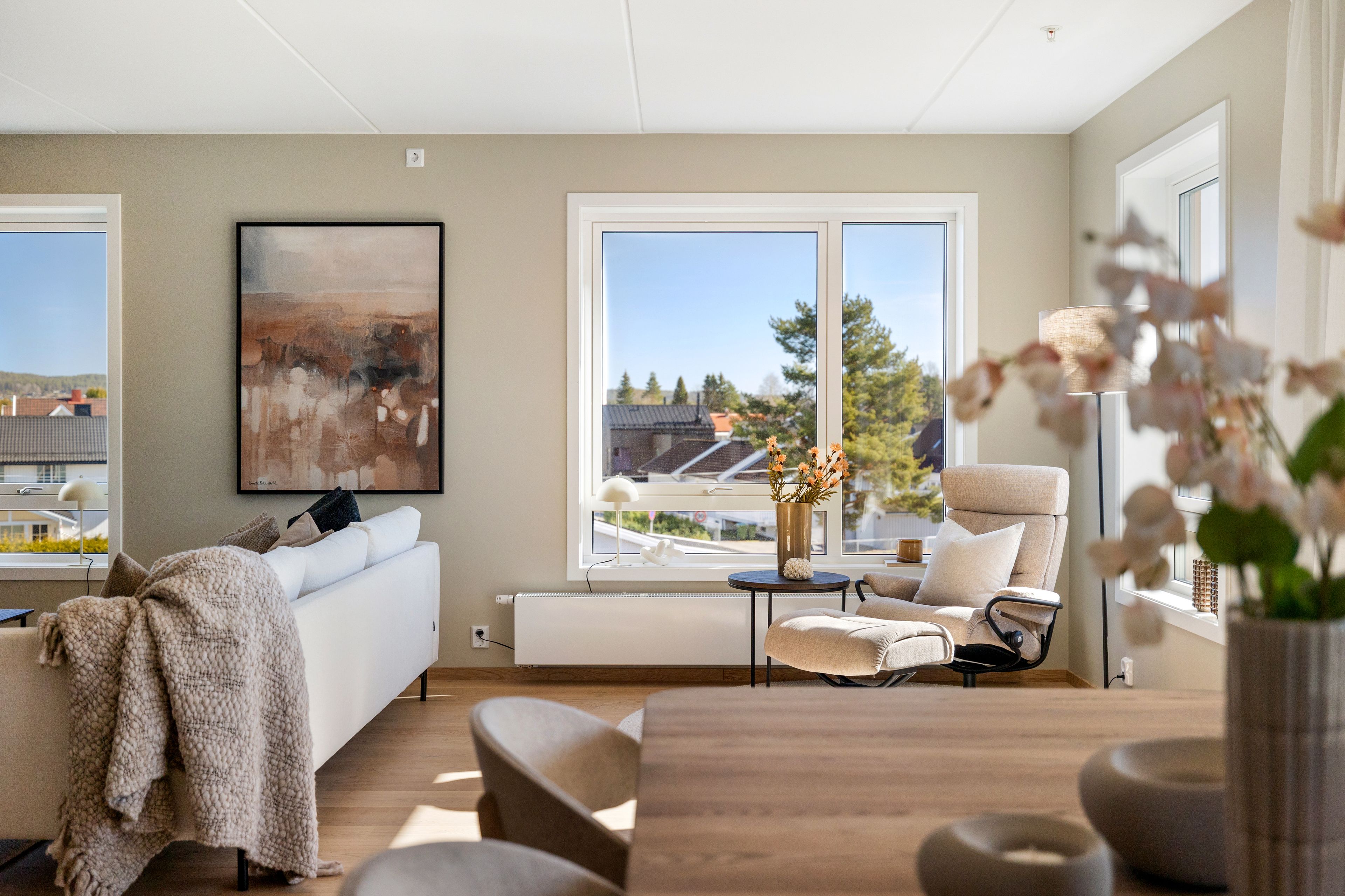 foto av hyggelig krok bak sofa med lenestol