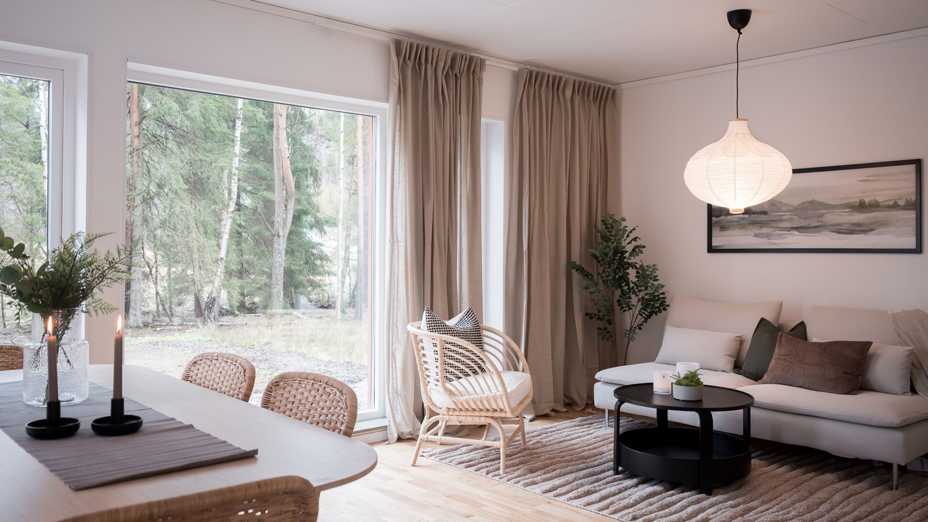 Bild: Vardagsrum parhus med soffdel och matsalsdel.