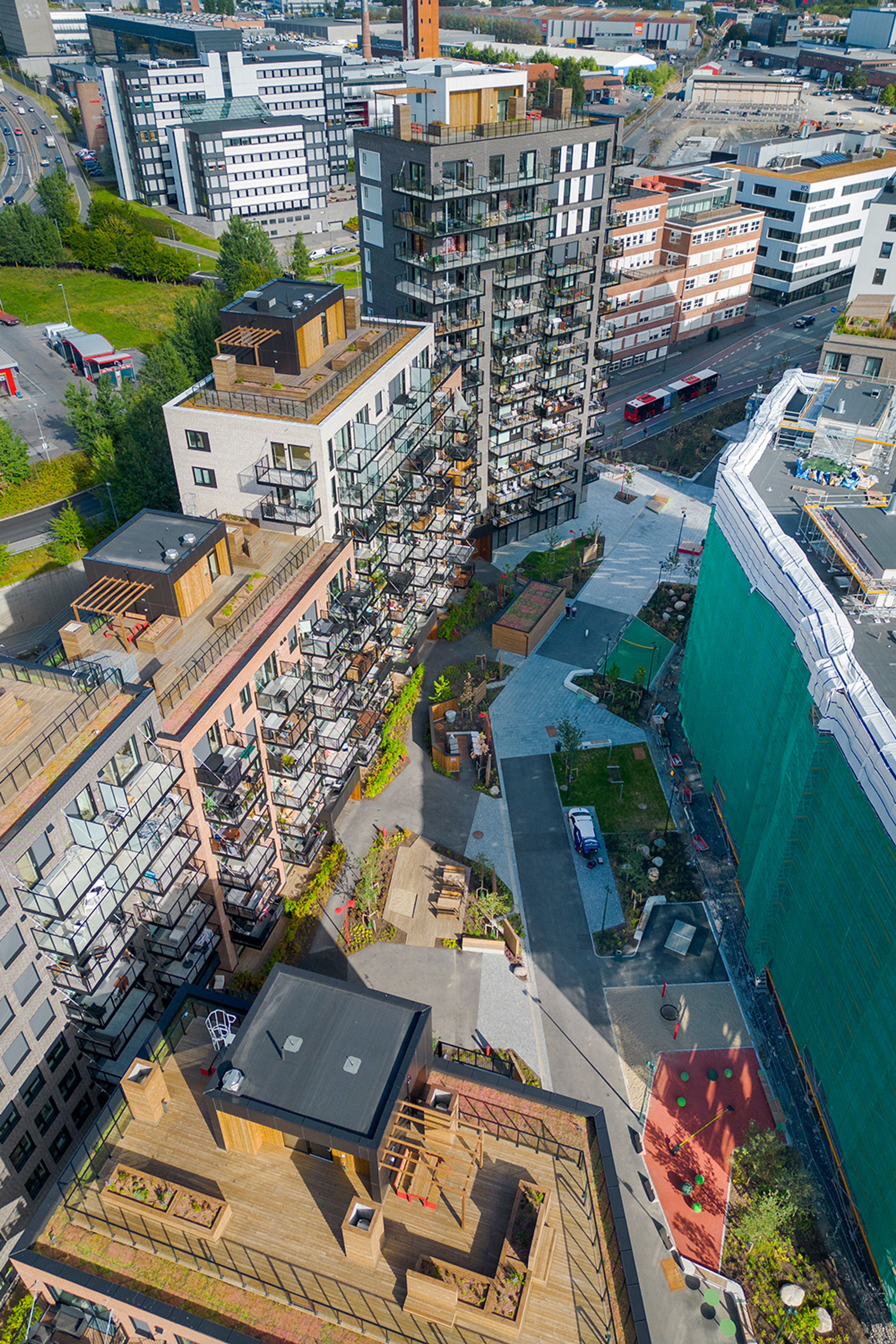Dronefoto av takterrasser i nærheten av Ulven Torg.