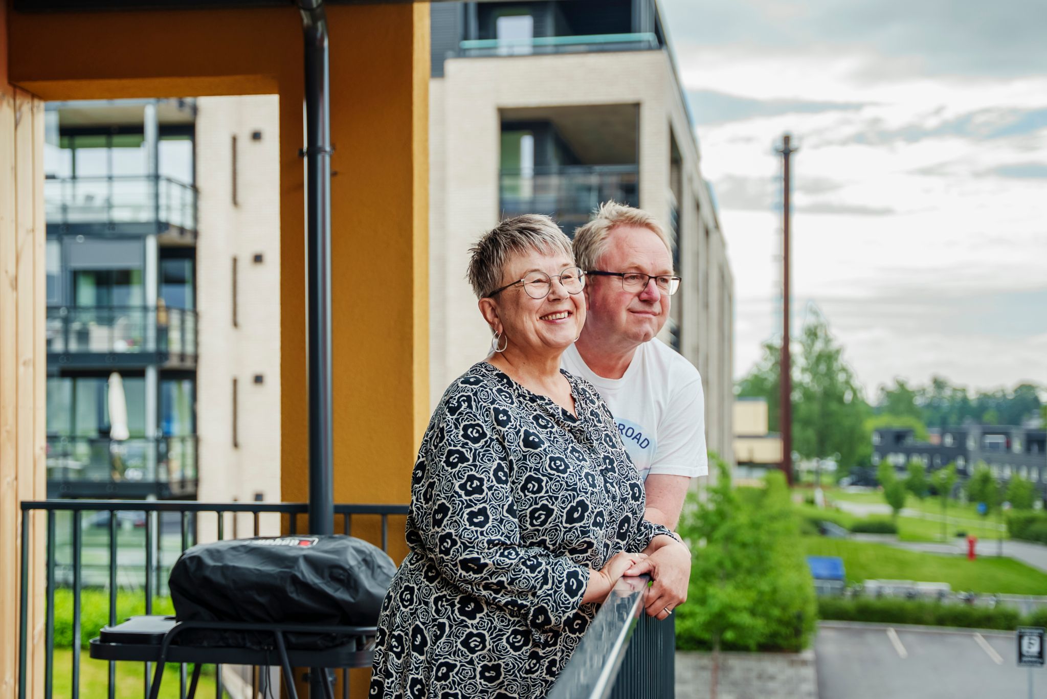 Kvinne og mann står på balkongen og ser på utsikten fra Stålverket Torg