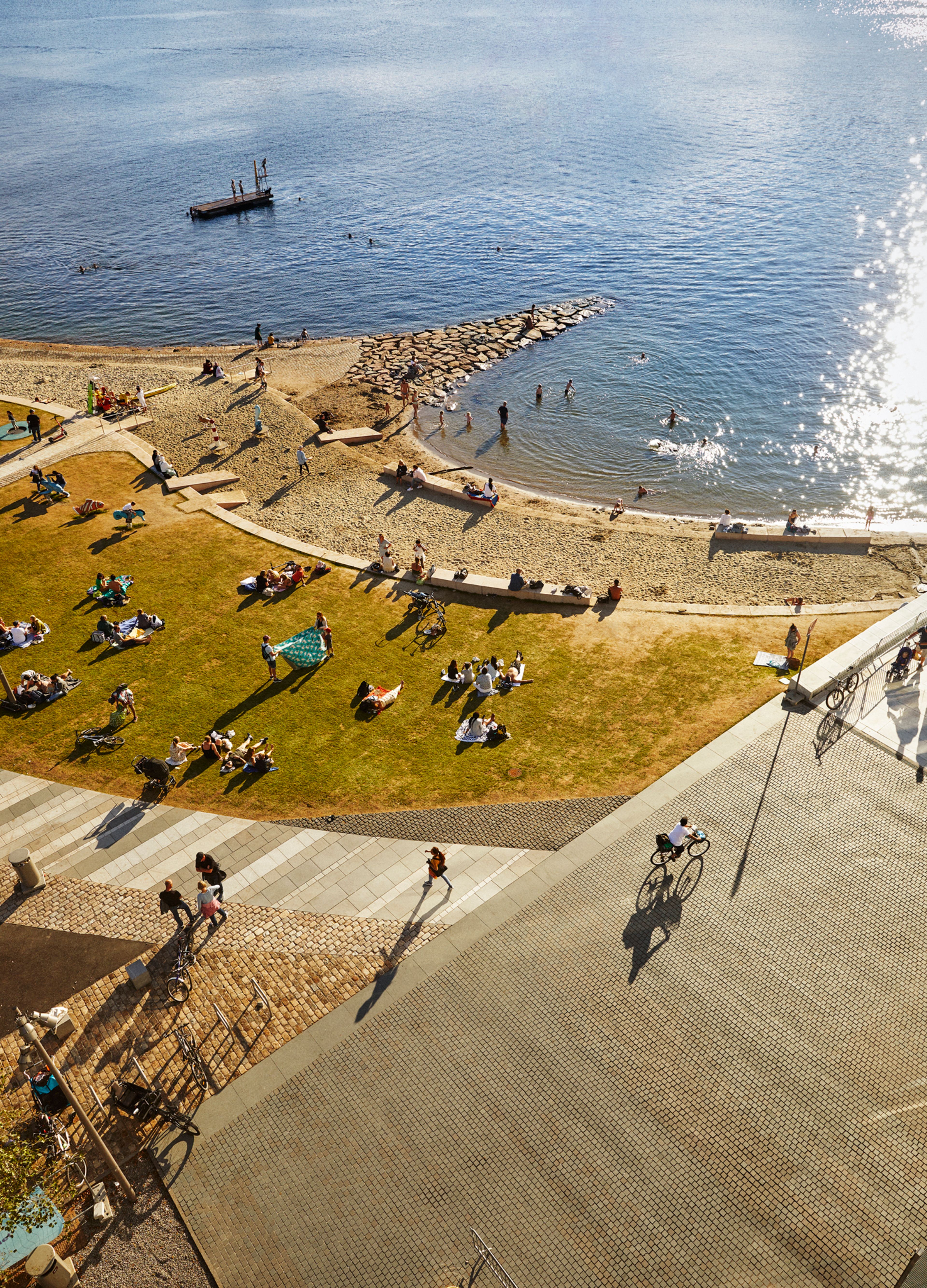 Bildet viser den nye bystranden i Bjørvika i Oslo.