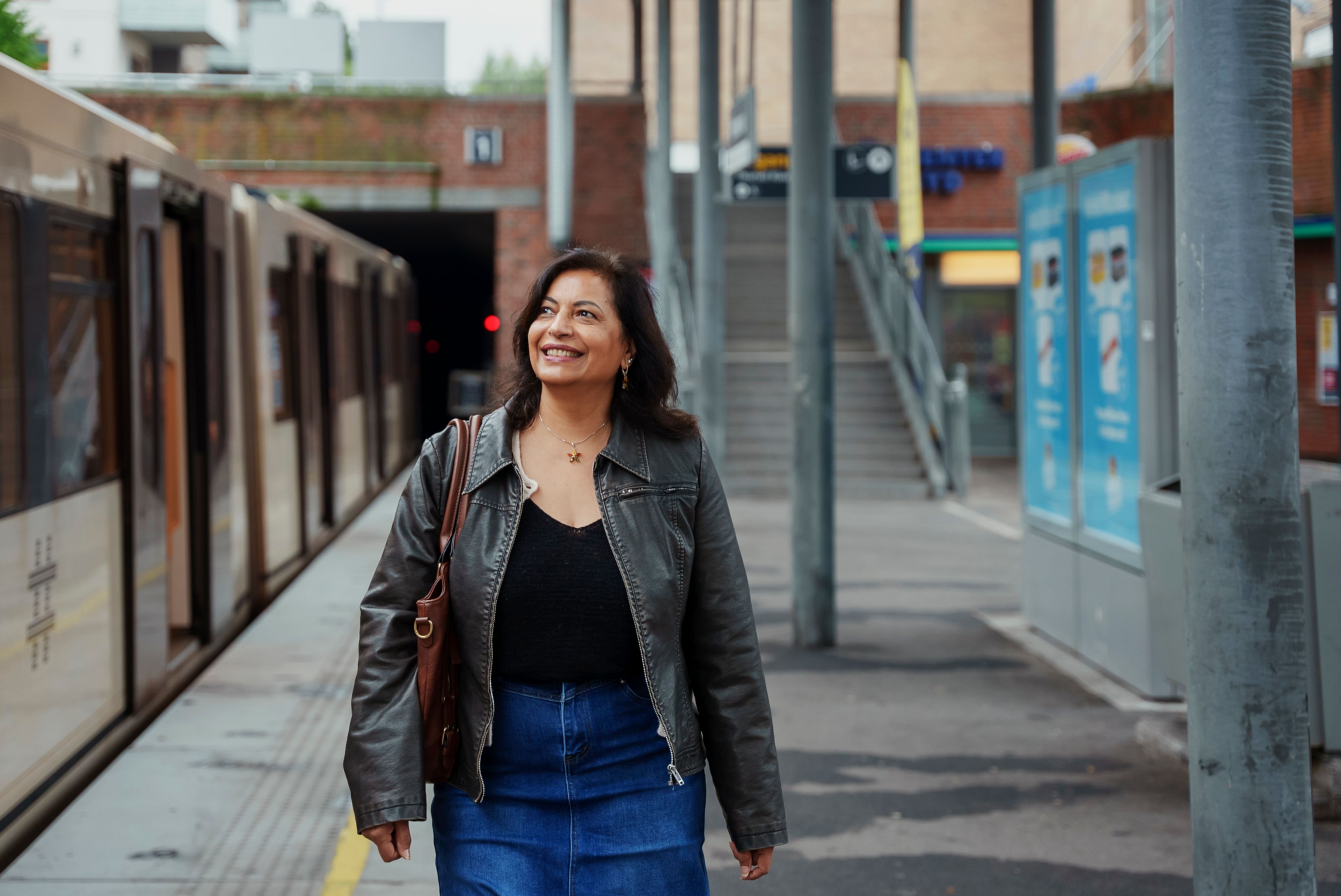 Kashmira går på perrongen til t-banen på Mortensrud.