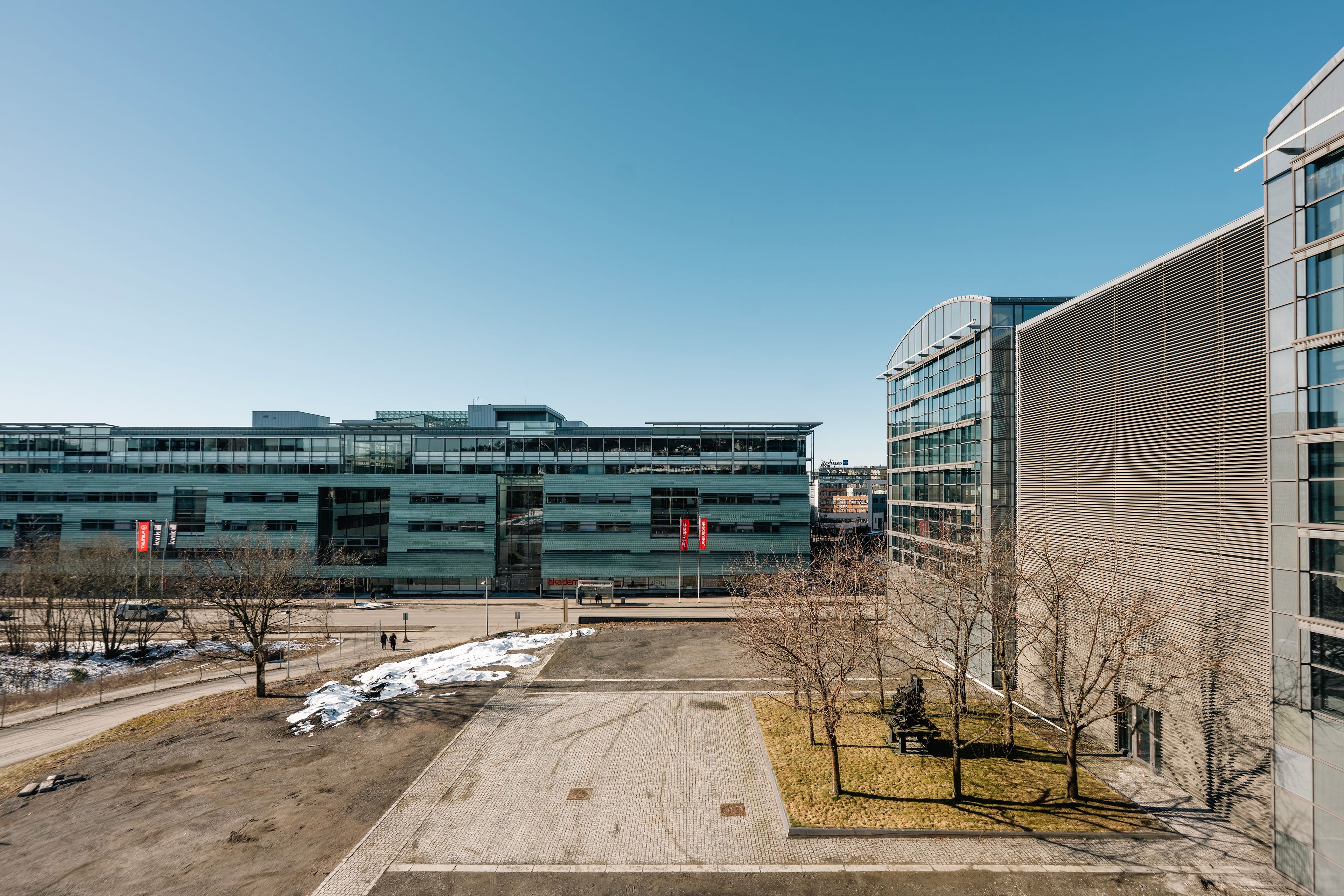 Foto av området utenfor de gamle trykkerihallene i Nydalen.