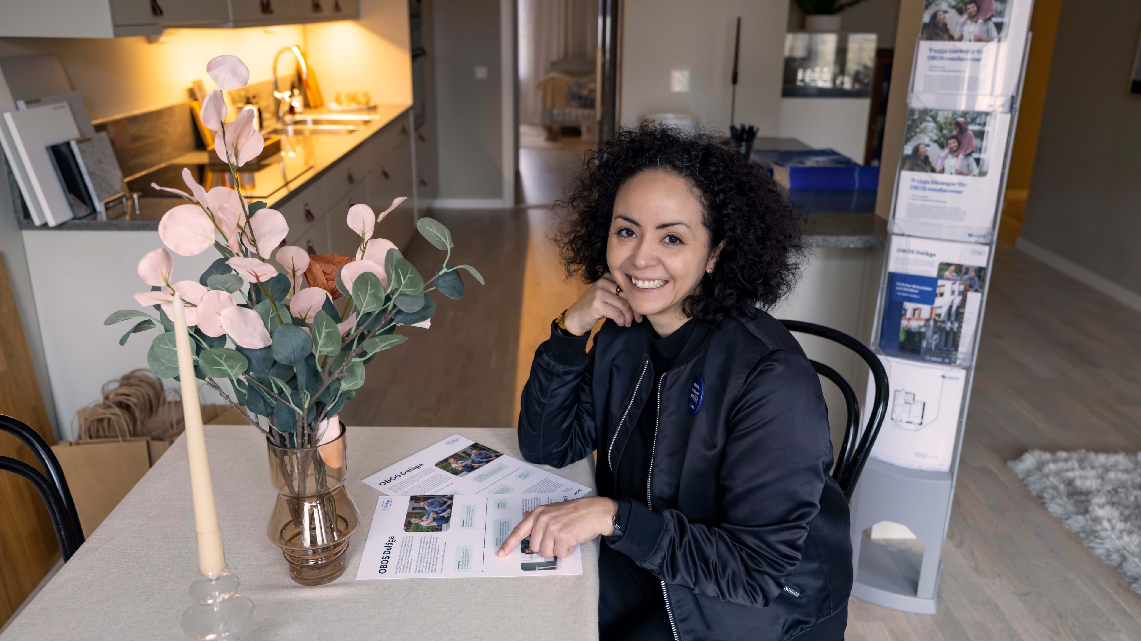 Cattis Carlén sitter vid ett skrivbord