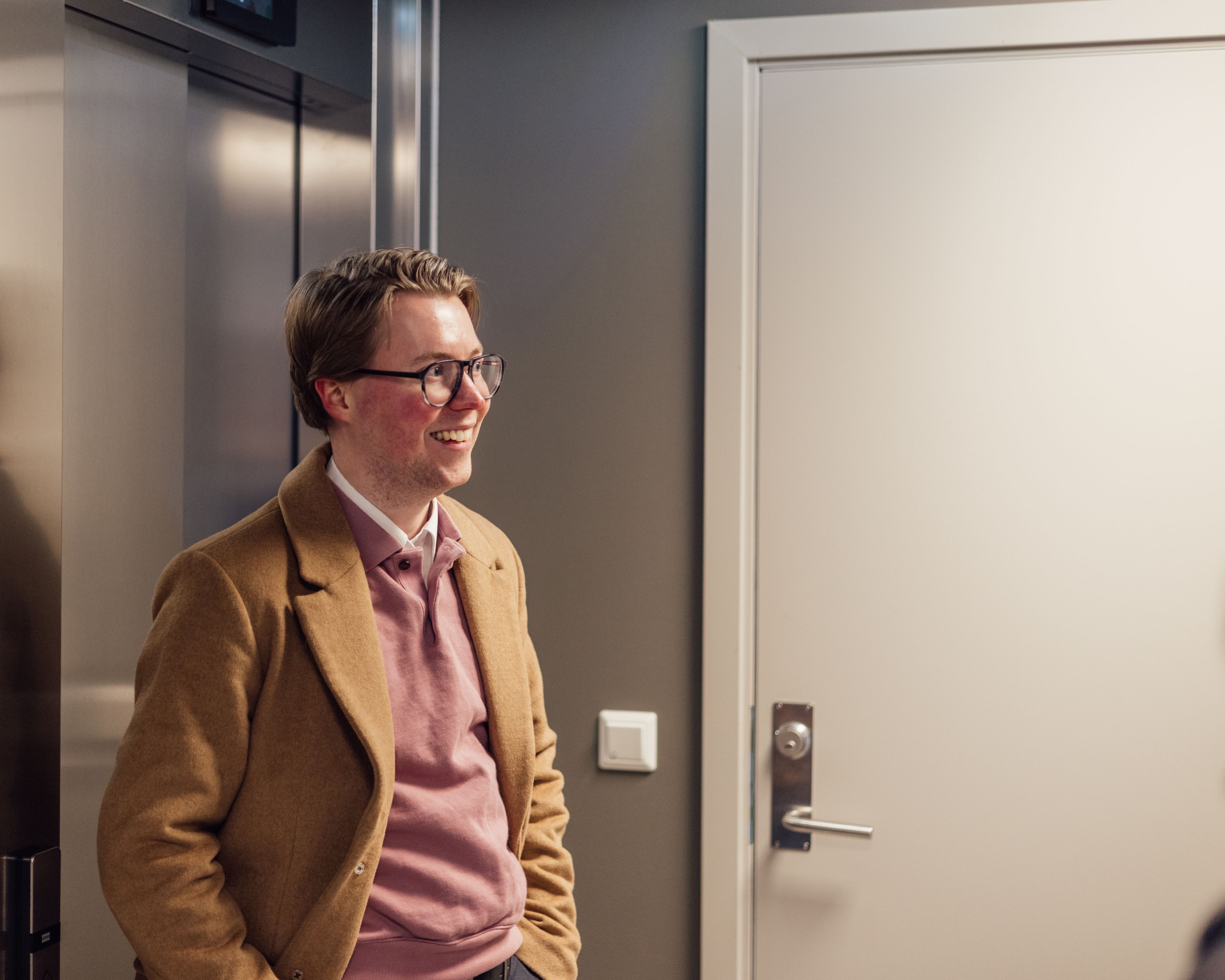 En blid og ung styreleder i profil.