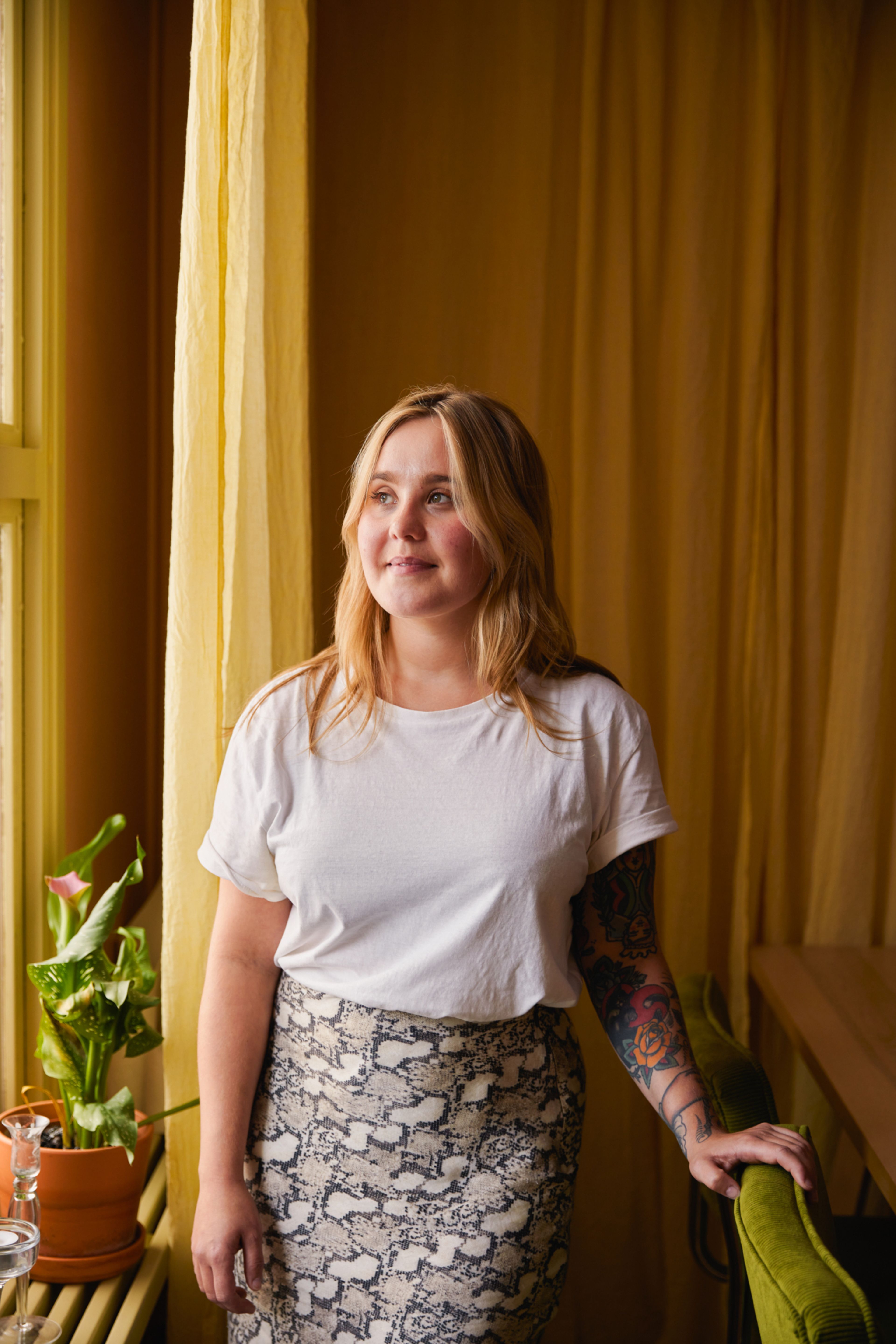 Bilde av Elena som ser ut av vinduet i stua.