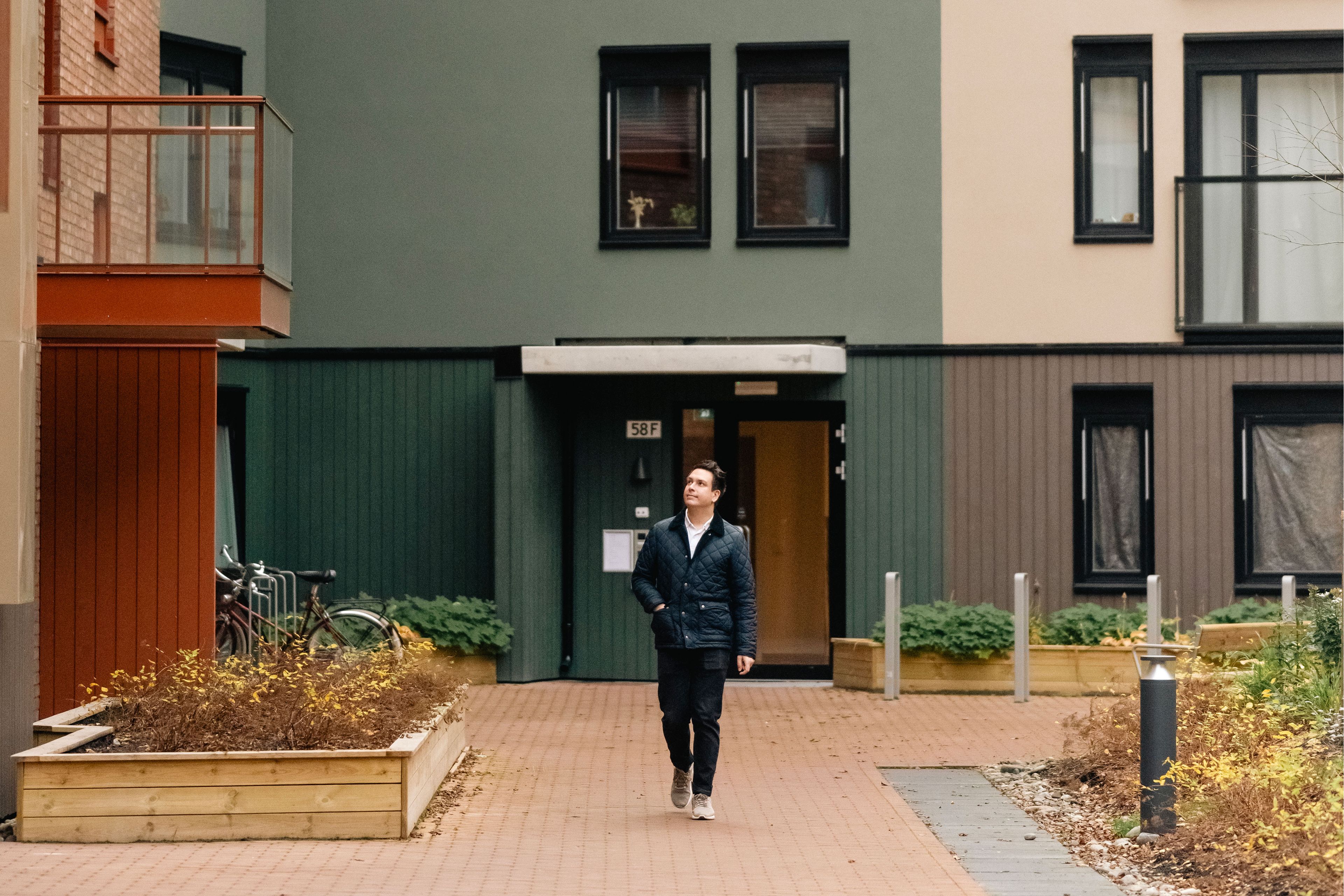 Foto av førstegangskjøper Andreas utenfor leiligheten sin på Vollebekk