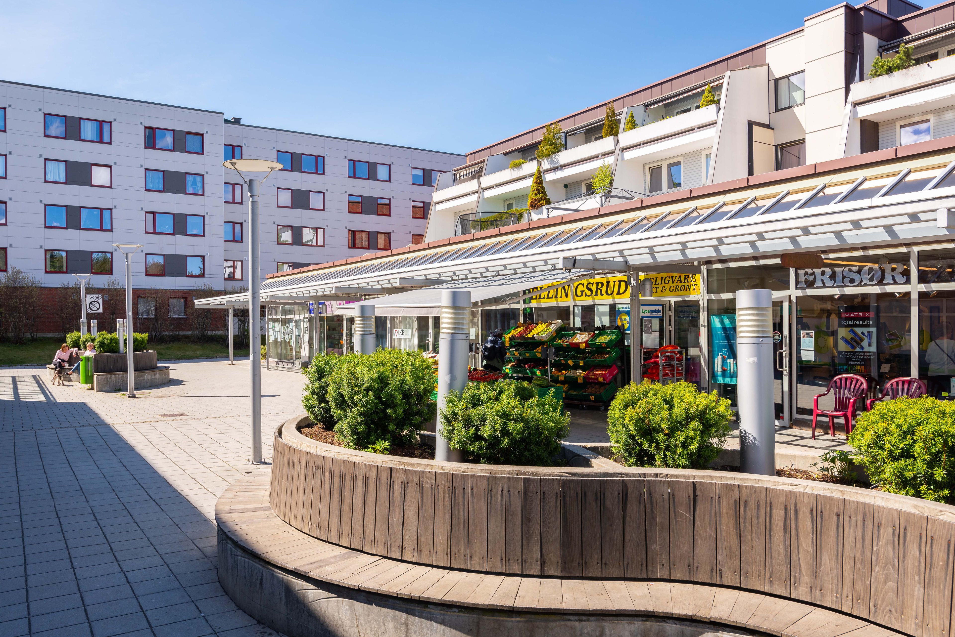 Foto av benkene ute på Ellingsrudåsen Torg.
