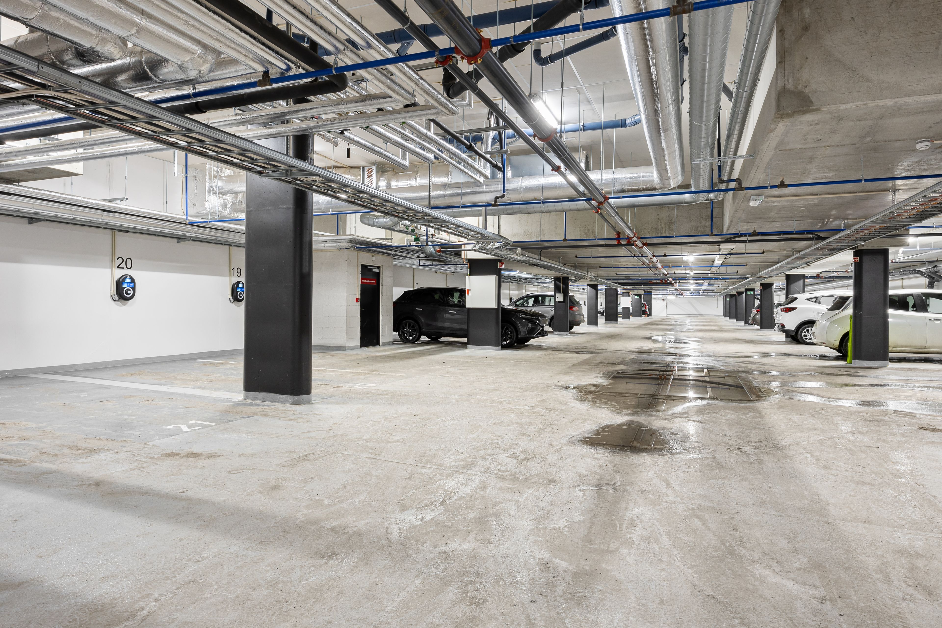 Foto av parkeringskjeller med biler.