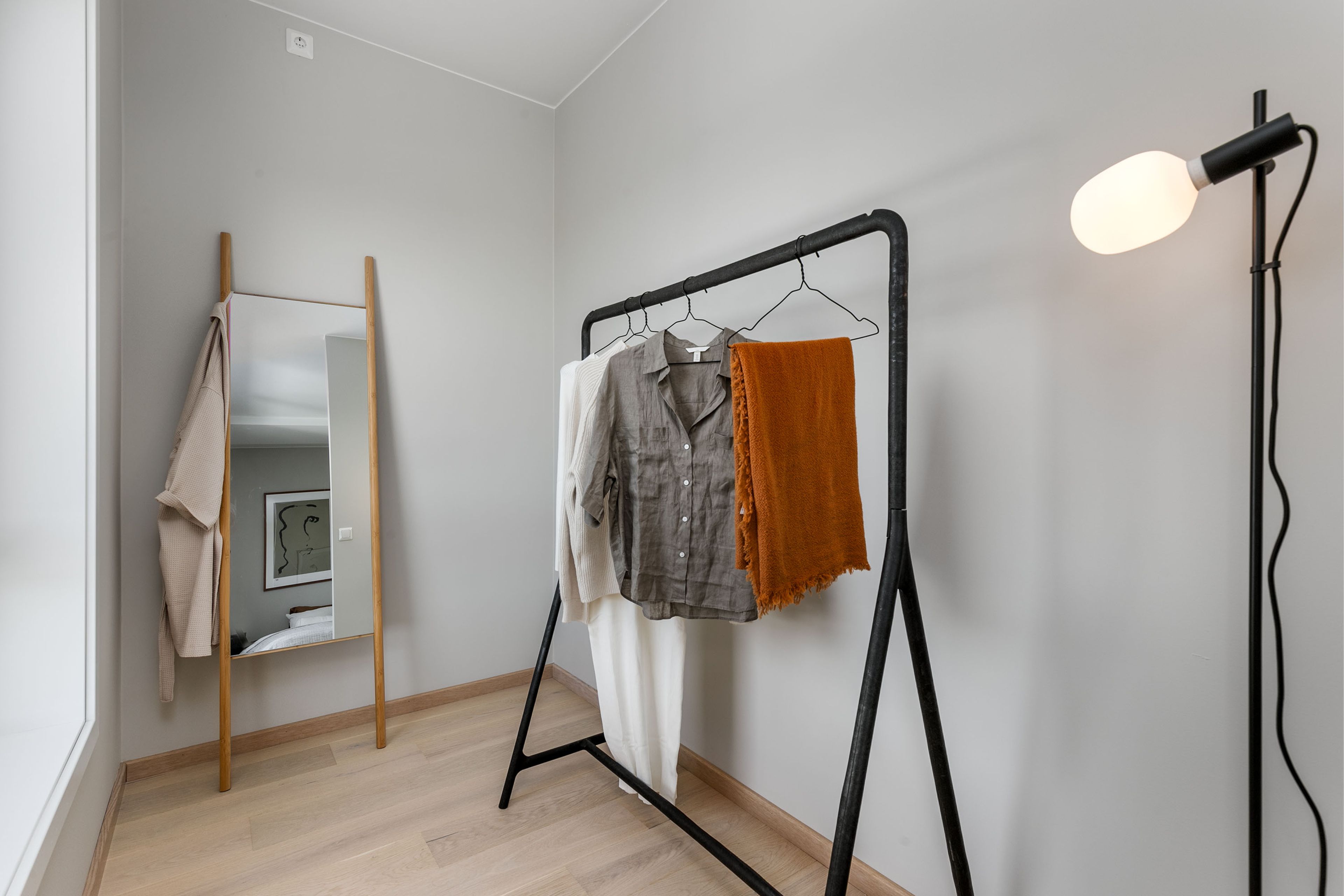 Walk-in-garderobe med steil i tilknytning til hovedsoverom.