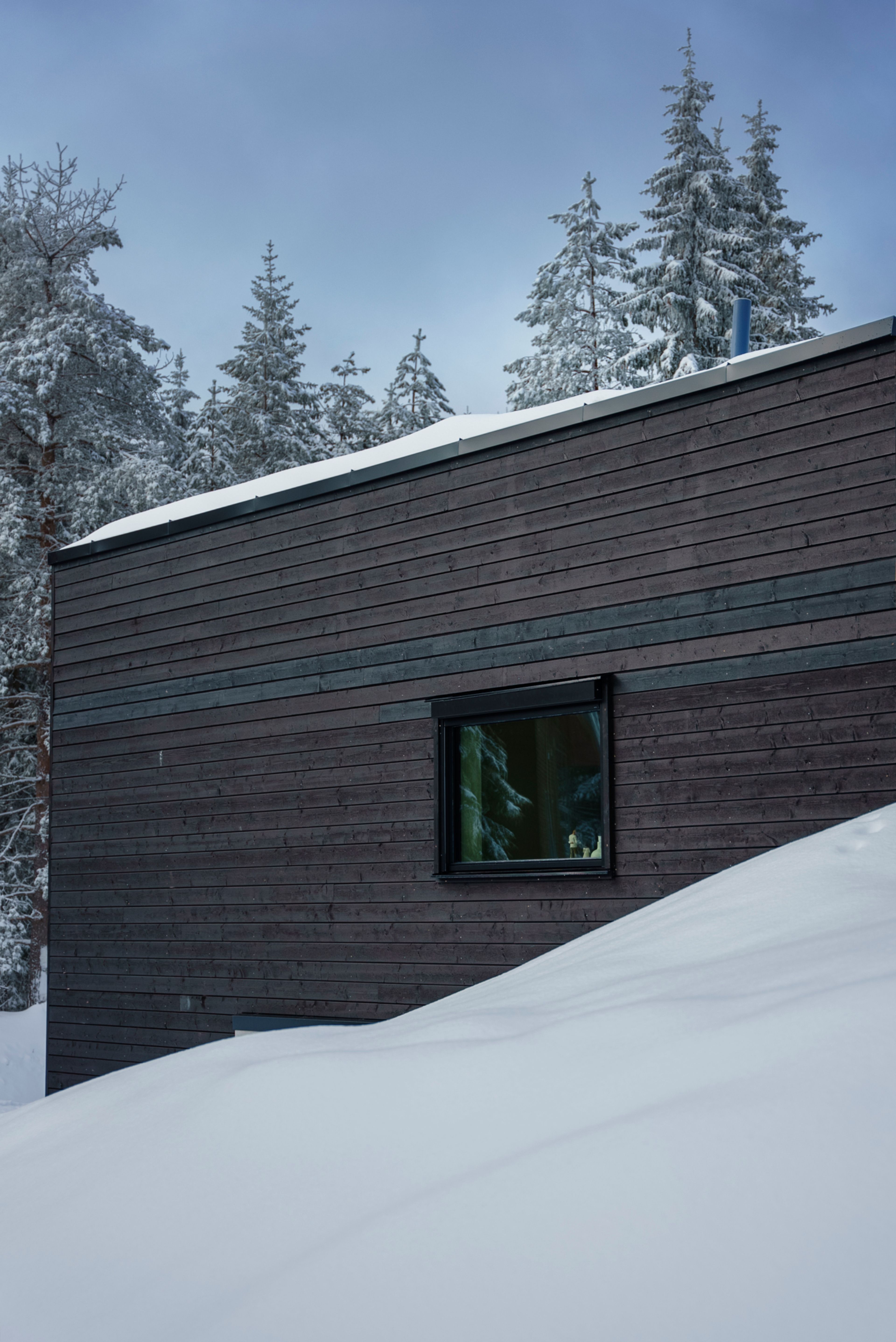 Snøen har lagt seg tett opp mot husveggen på Vitigrend.