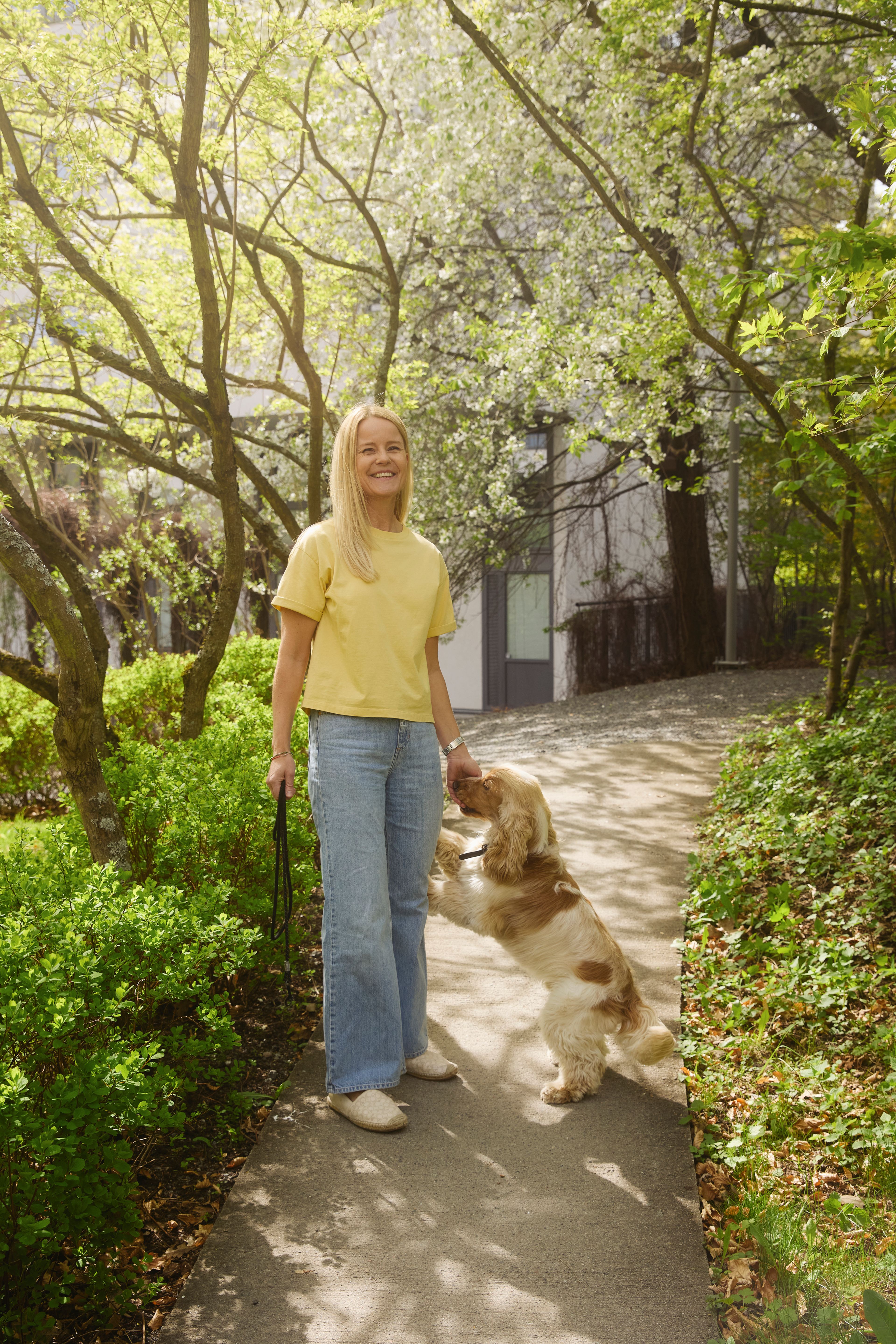 Bilde av Heidi og hunden Miko ute i hagen.