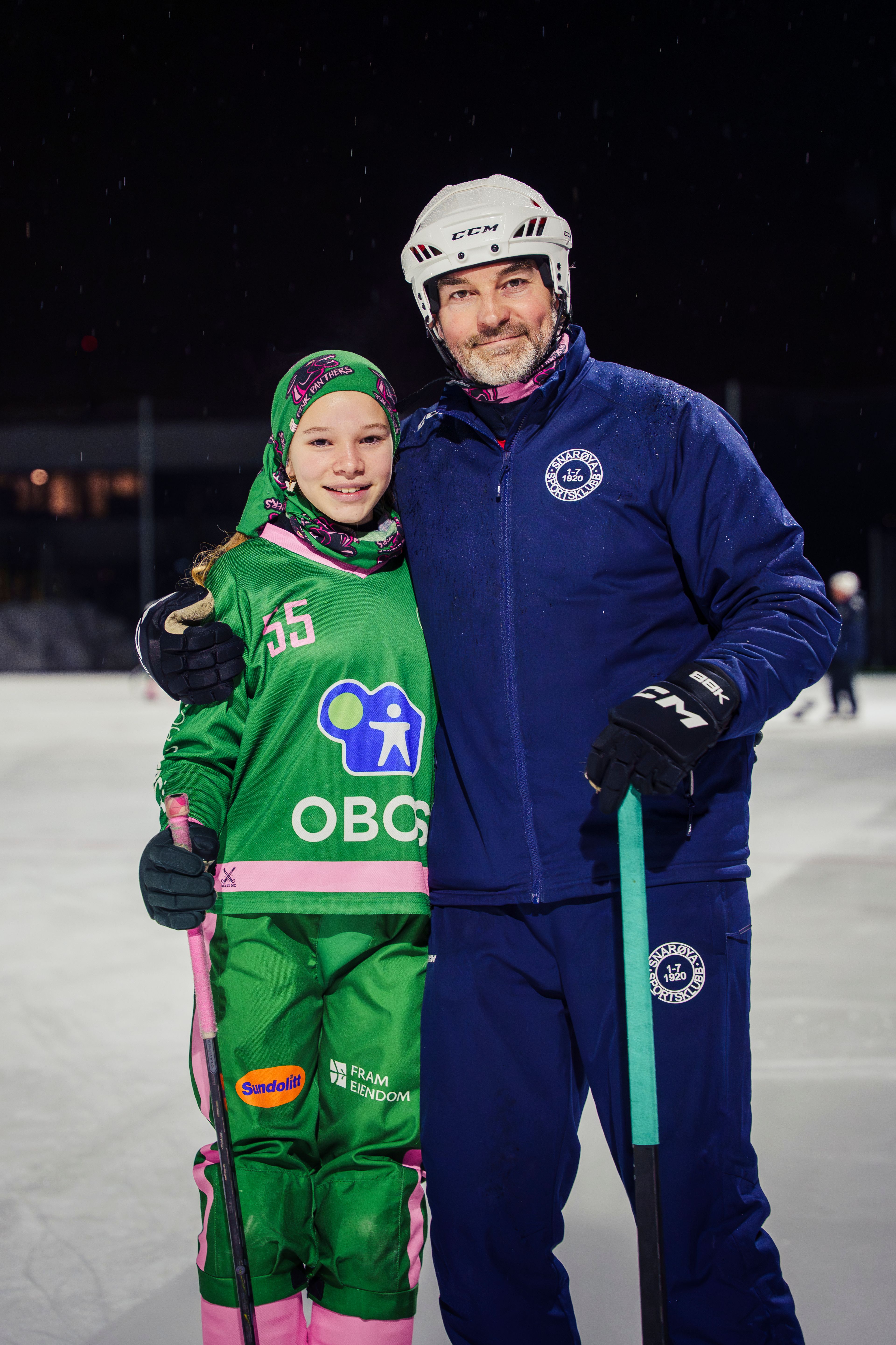 En spiller sammen med treneren.