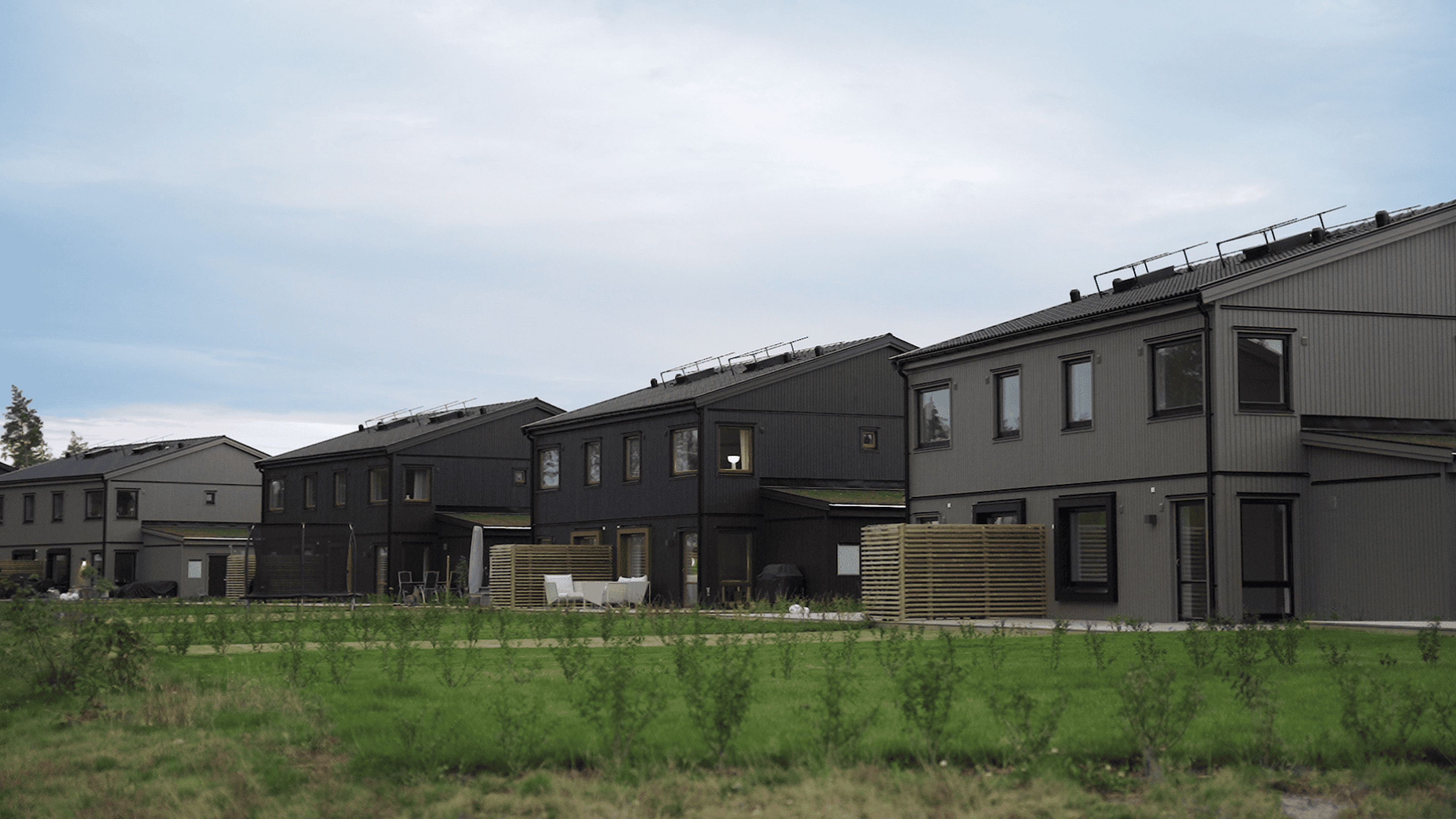 exteriöra bilder på huset och grannarna