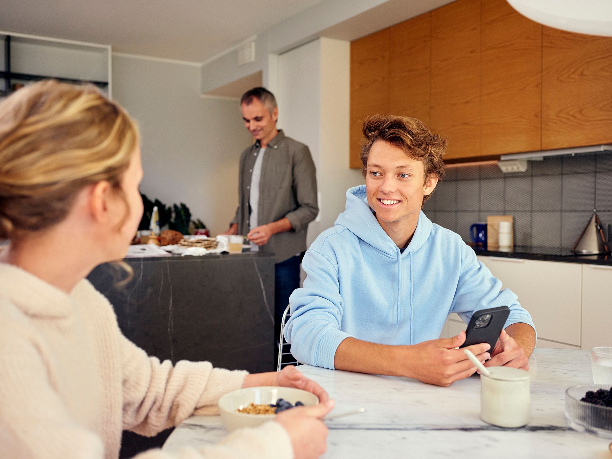 En familie har det hyggelig på kjøkkenet