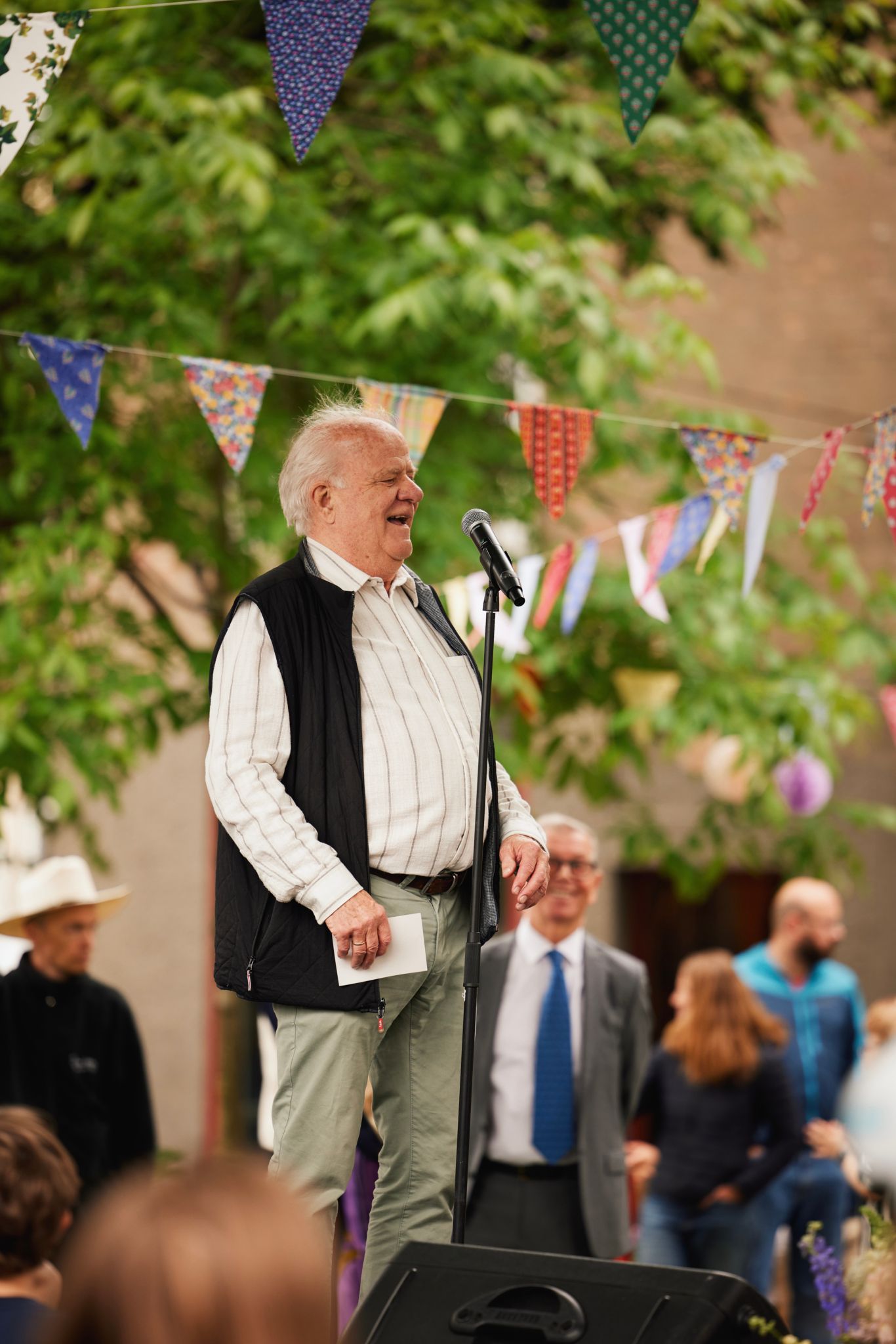 Geir Kuvås taler til beboerne i Jessenløkken boligsameie under markeringen av jubileumet.