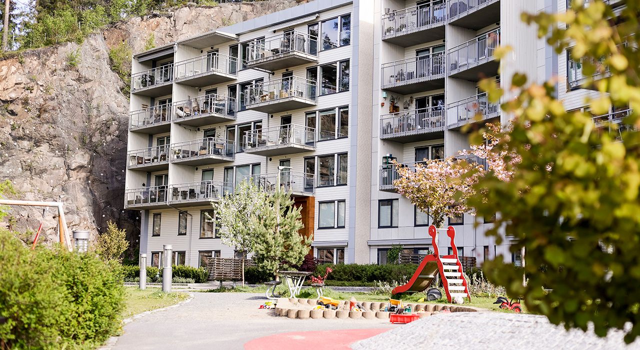 Uteområde med lekeplass ved sameiet Årvolltoppen