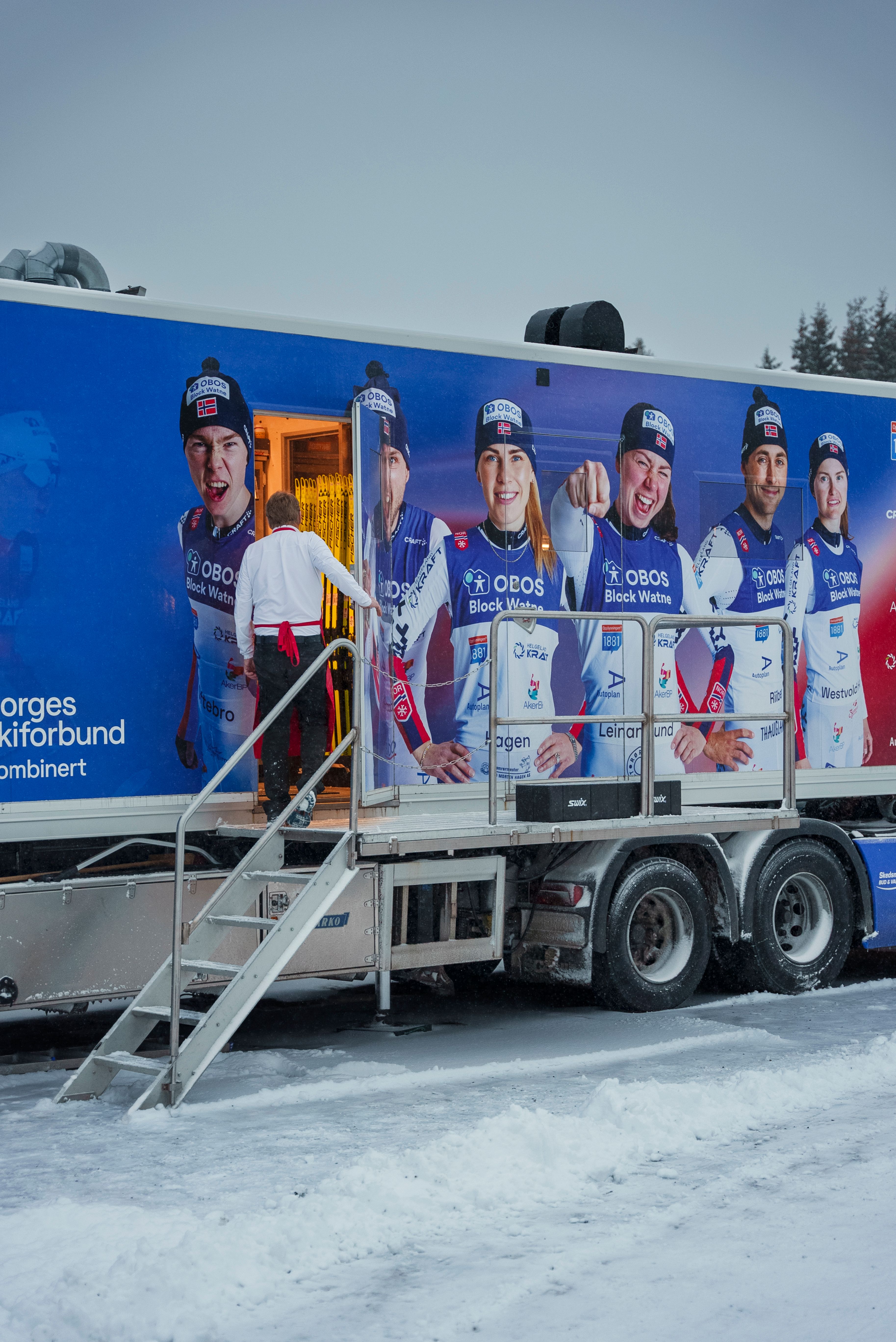 Smøresjef Oscar Håland på vei inn i smørebussen