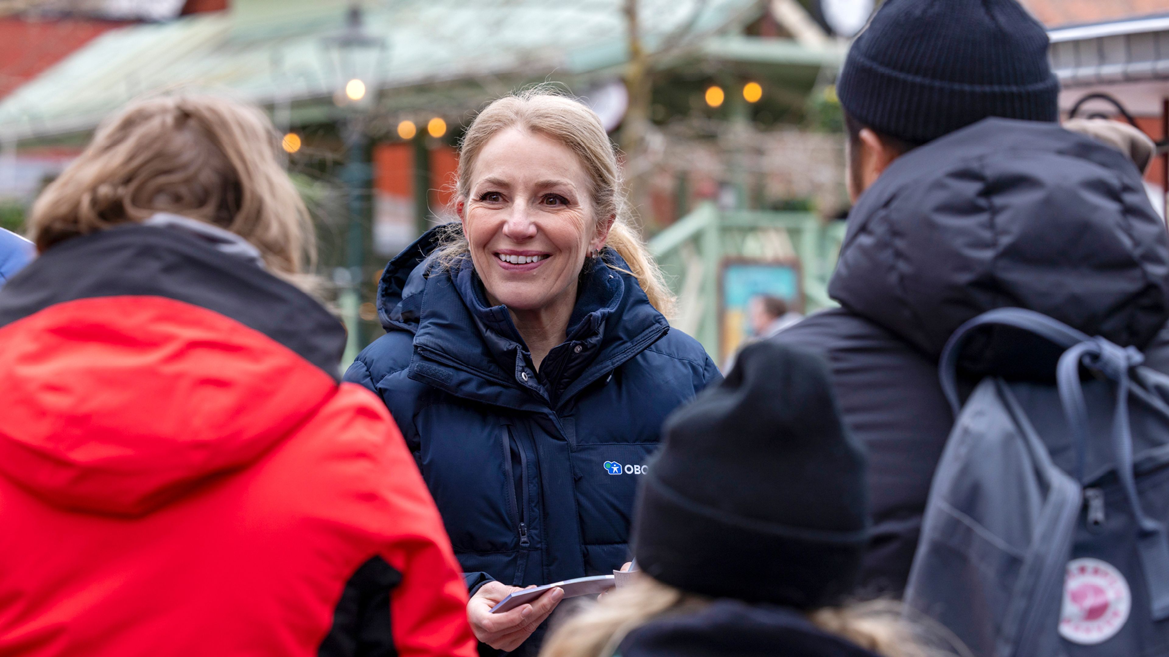 Glad kvinna med medlemmar på Gröna Lund
