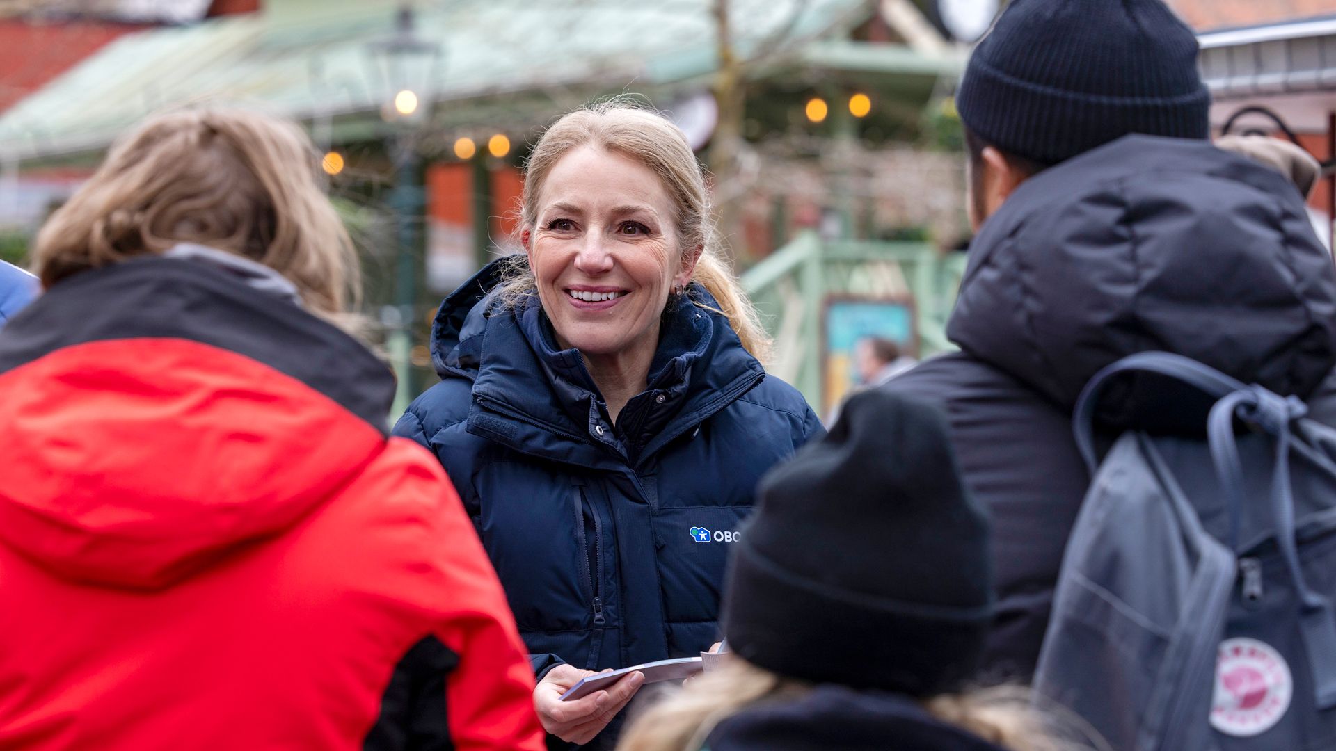Glad kvinna med medlemmar på Gröna Lund