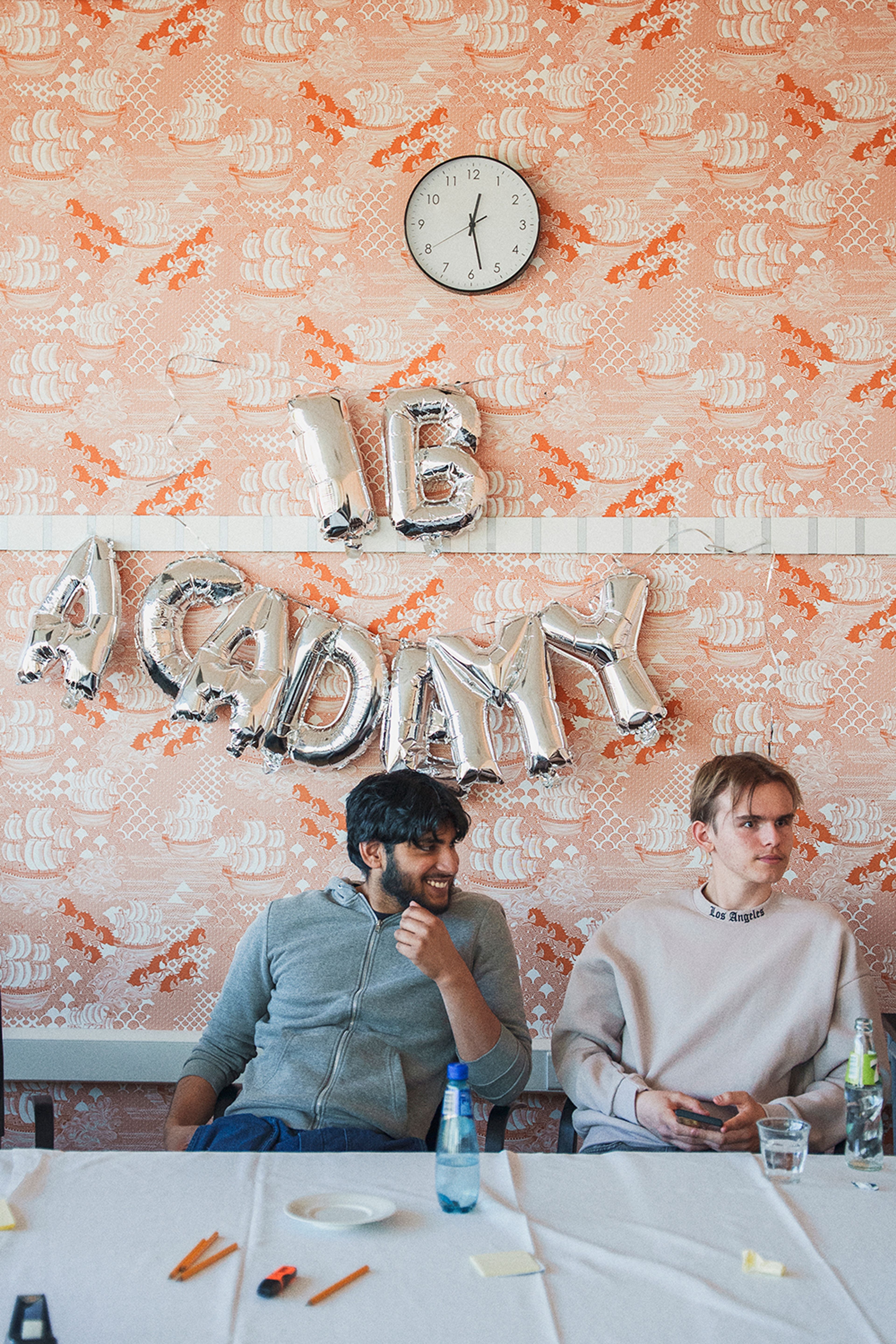 Mahid og Senad følger nøye med på det som fremføres på InterBridge Academy.