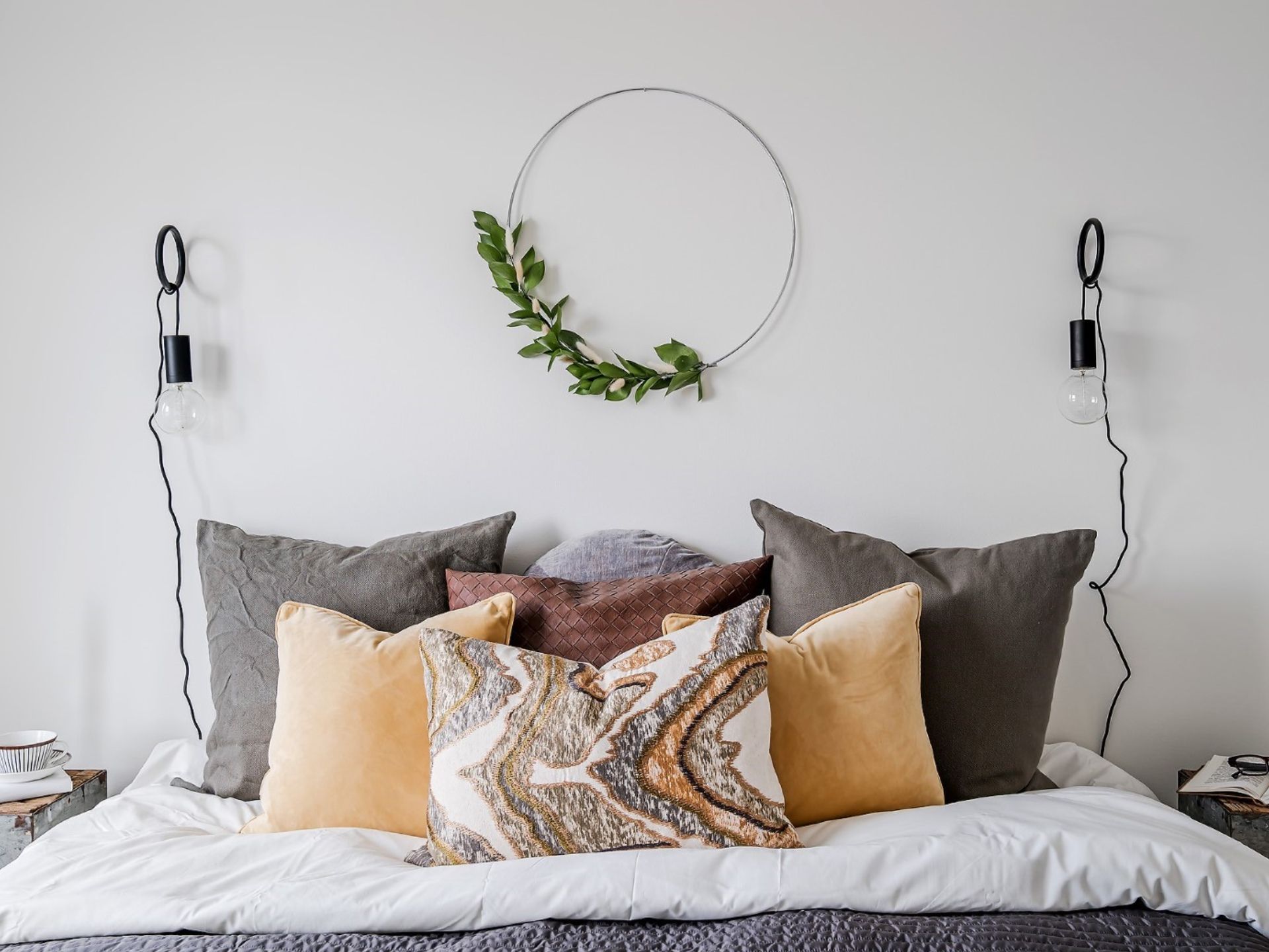 En härlig säng med flertalet färgglada kuddar perfekt för sovrumsinspiration