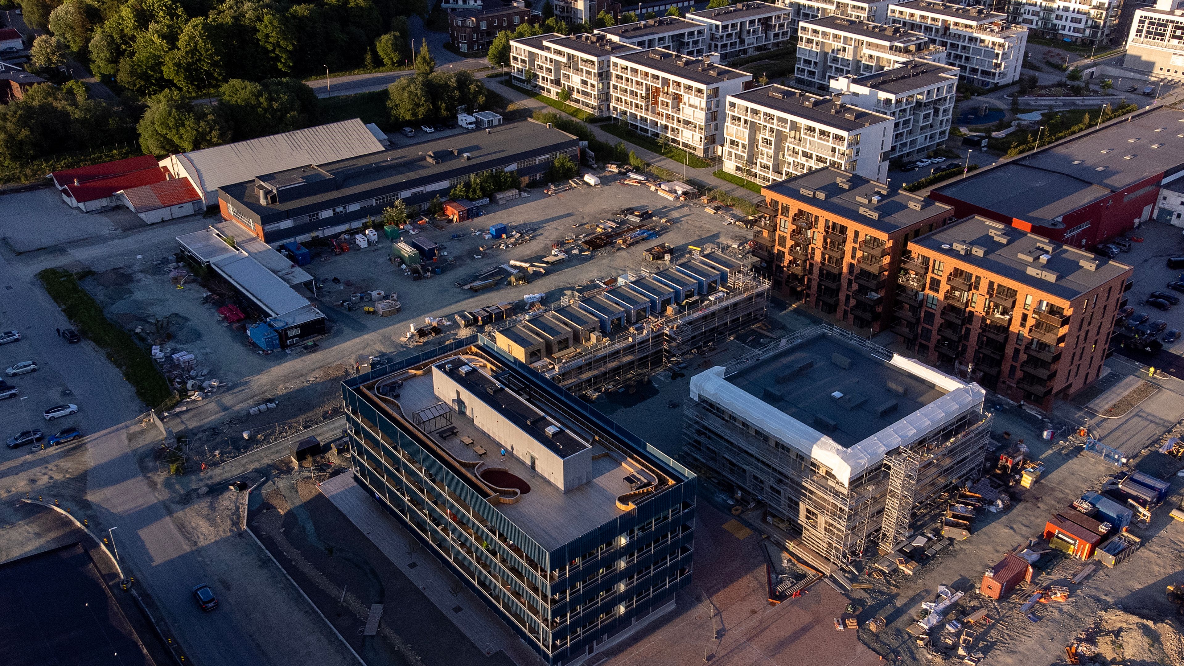 Oversiktsbilde av tomta til boligprosjektet med eksisterende bebyggelse rundt.