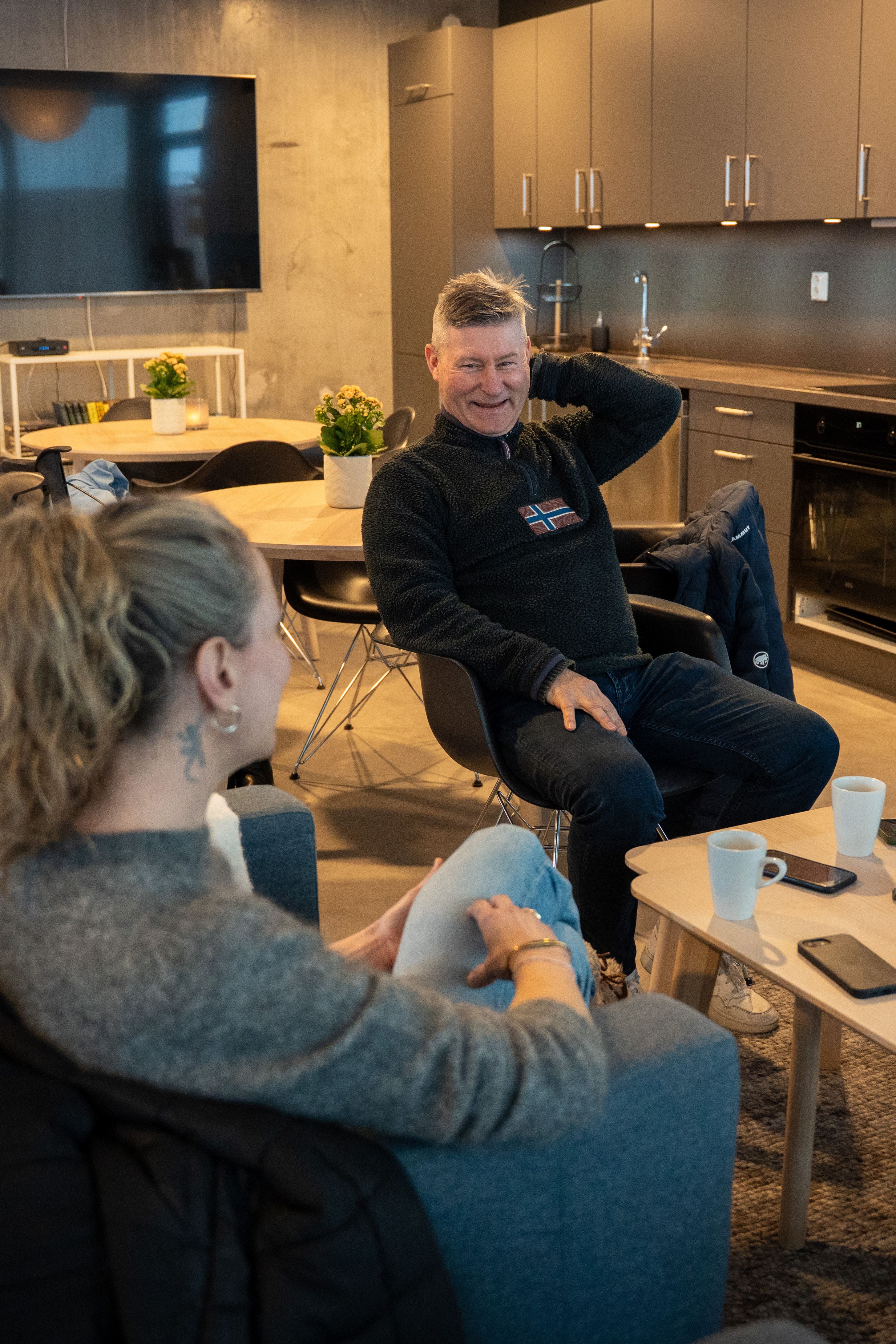 Morten Granhaug i hyggelig samtale med Line Sophie Wegger.