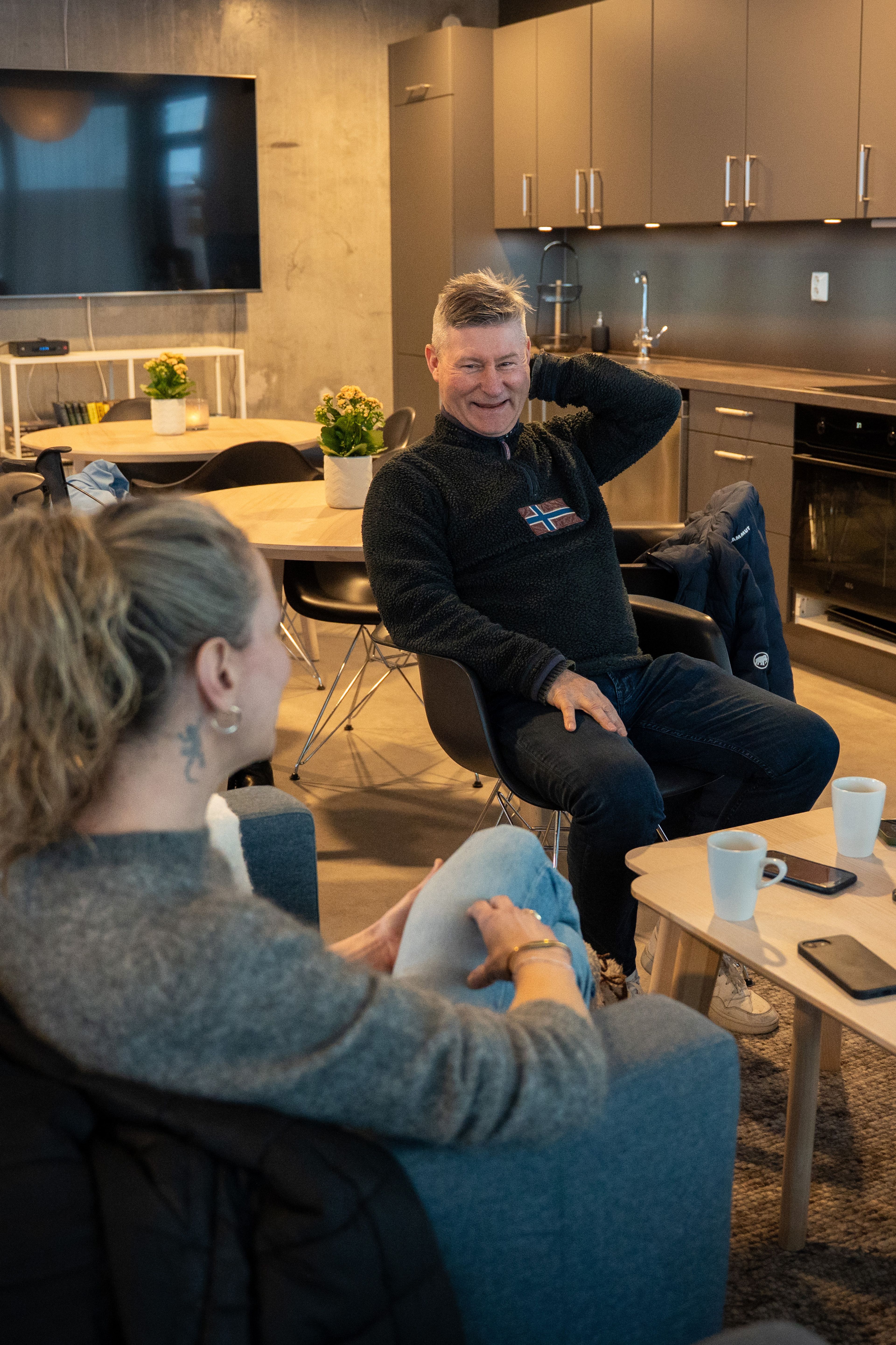 Morten Granhaug i hyggelig samtale med Line Sophie Wegger.