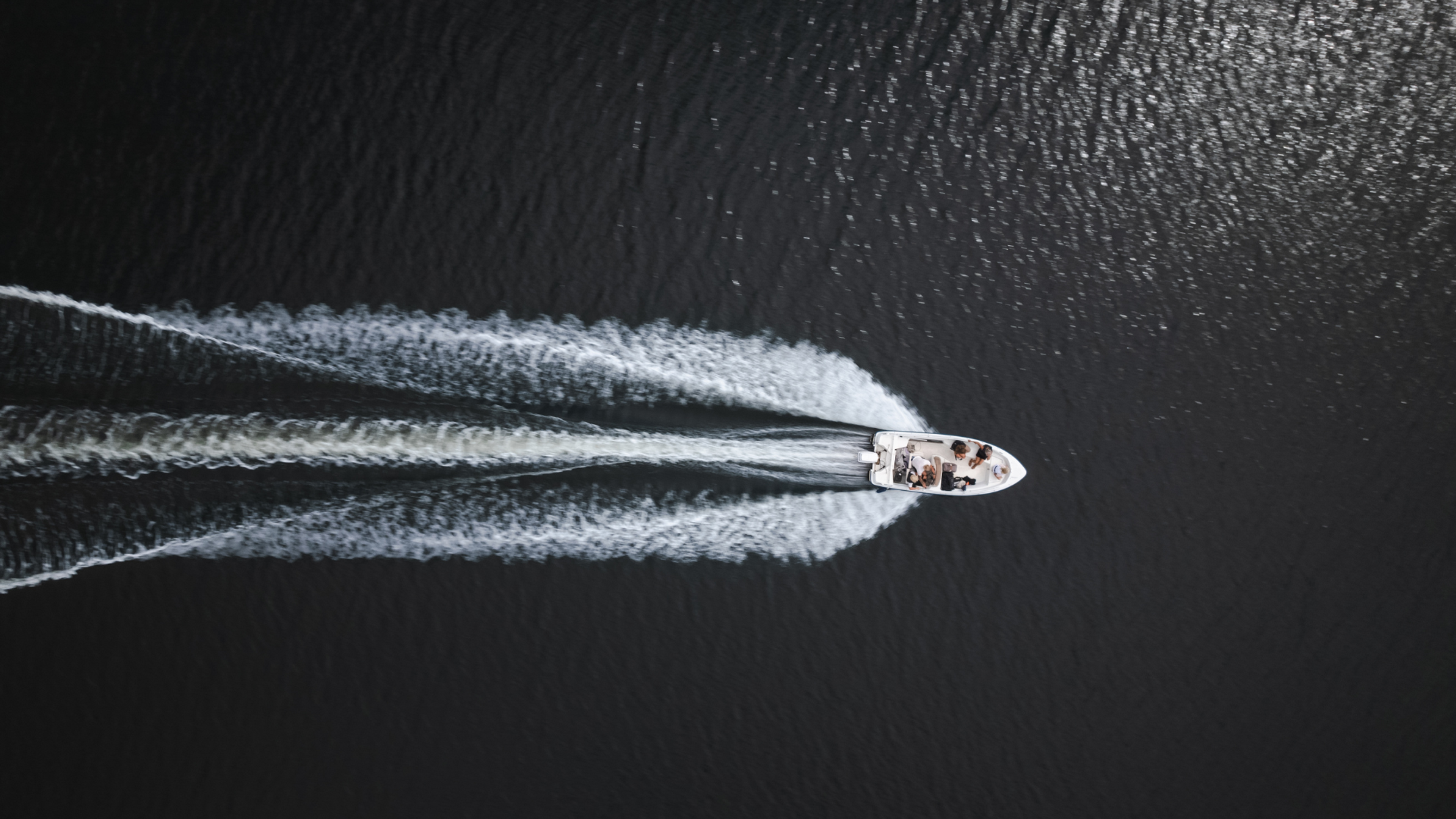 drönarbild på båt ovanifrån