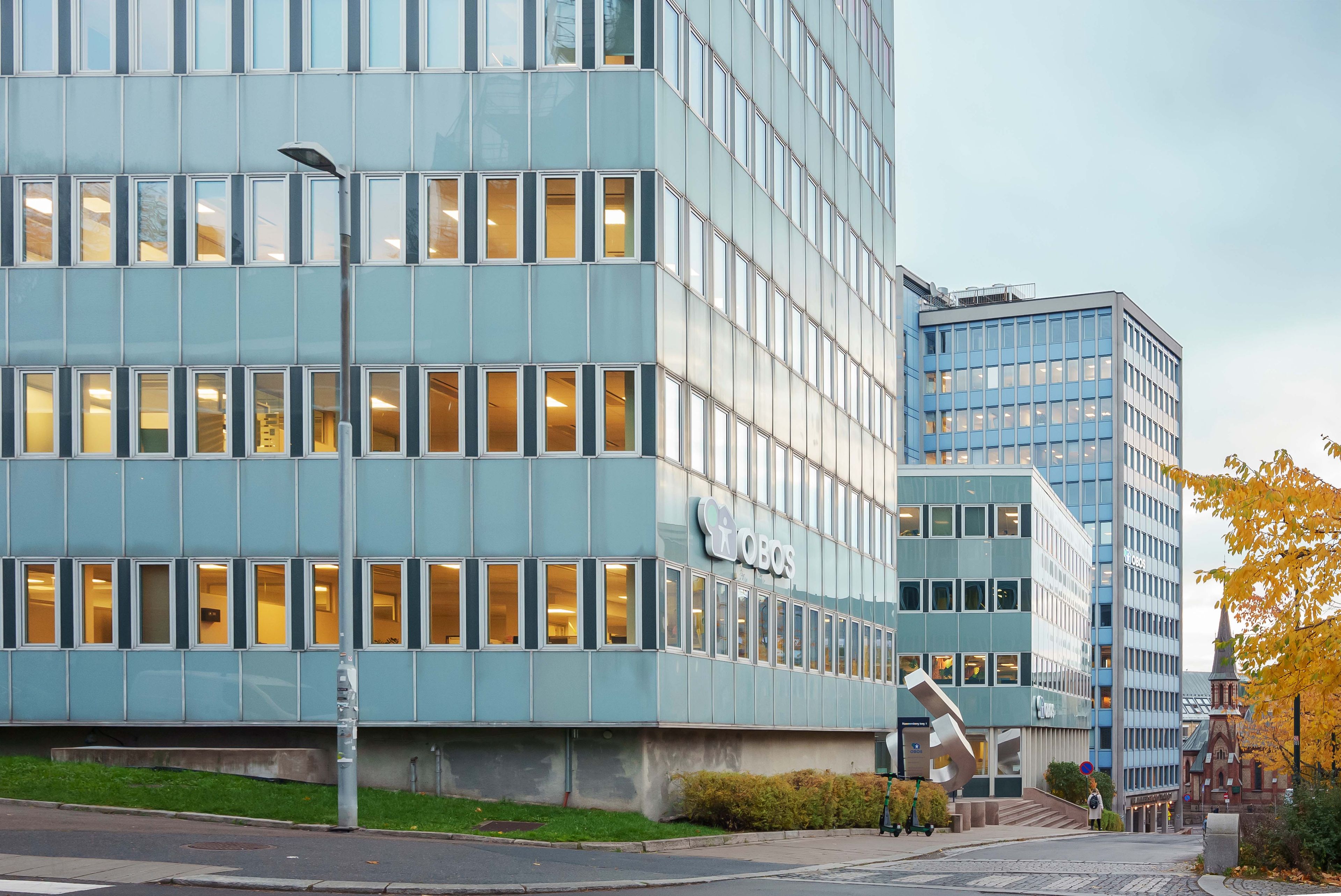 Foto av alle tre blokkene som utgjør Hammersborg Torg.
